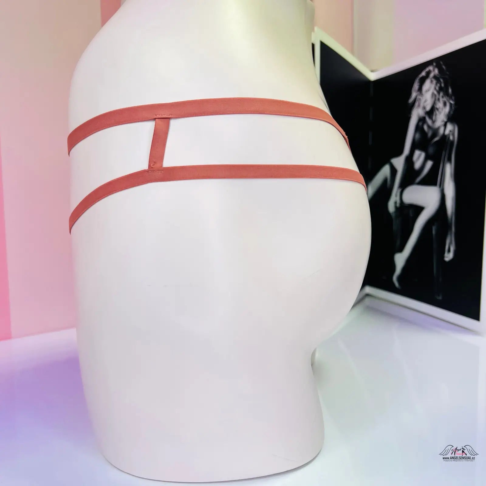 Bílá keramická váza s červenými pruhy, ideální pro sexy strappy tanga