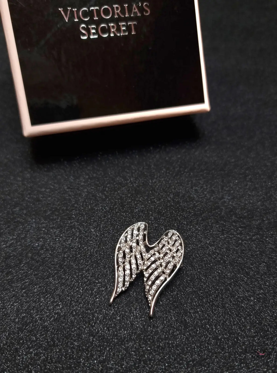 Stříbrná brož s rhinestone křídly Victoria’s Secret Křídly Victoria’s Secret
