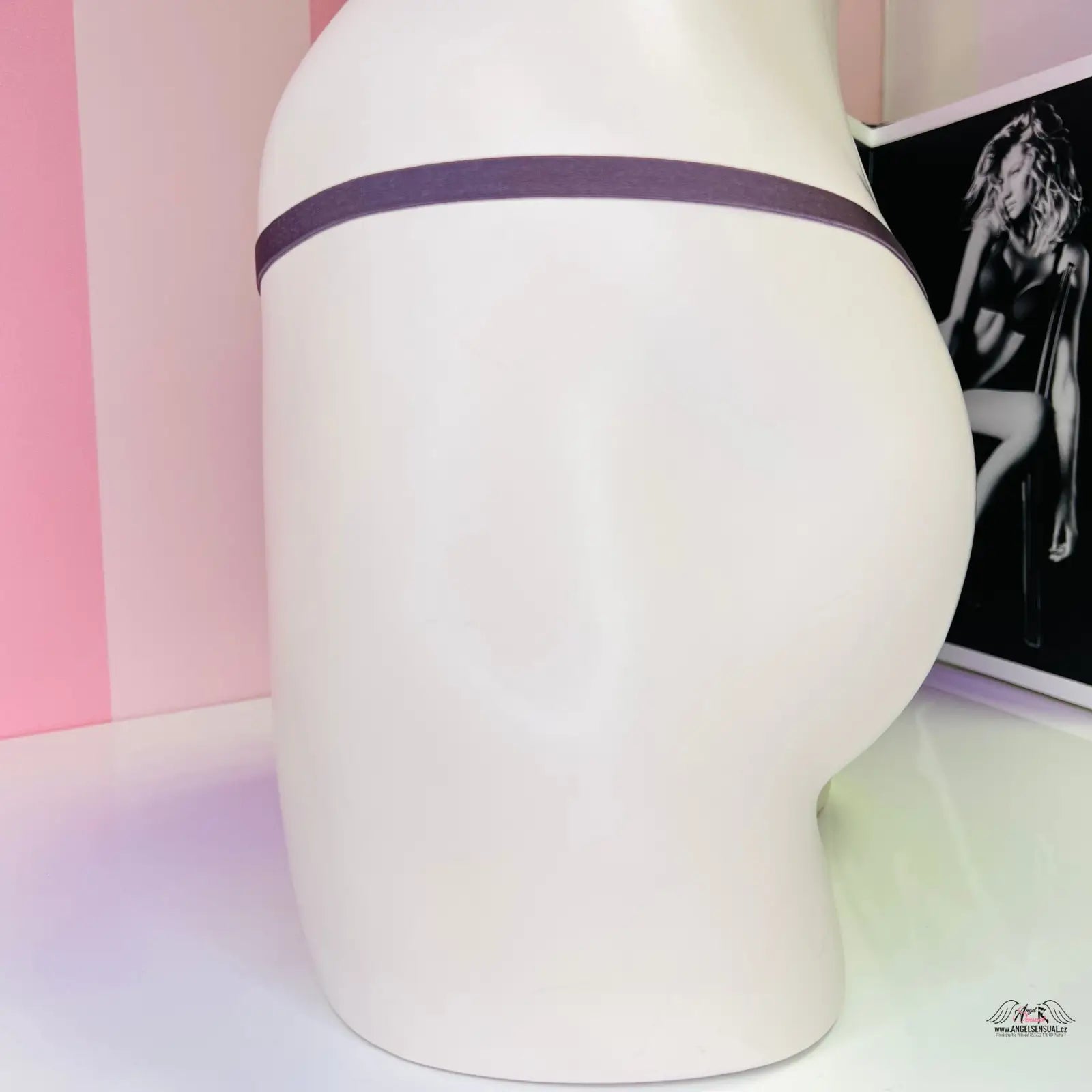 Bílý manekýn s fialovým páskem na velmi sexy tanga Victoria’s Secret v-string