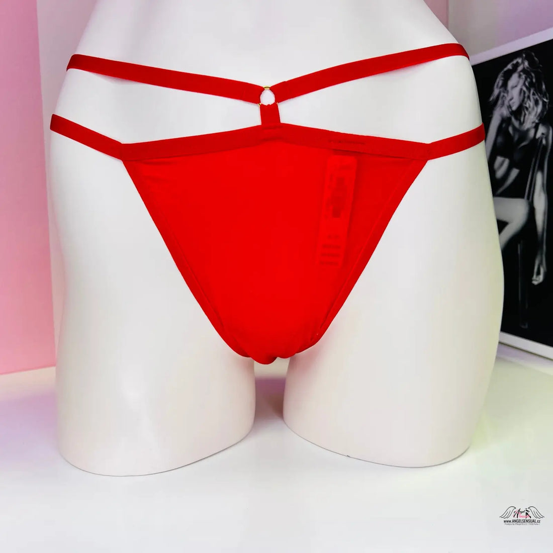 Červené a bílé strappy tanga s dekorativními křížovými pásky od Victoria’s Secret oslnivá string tanga