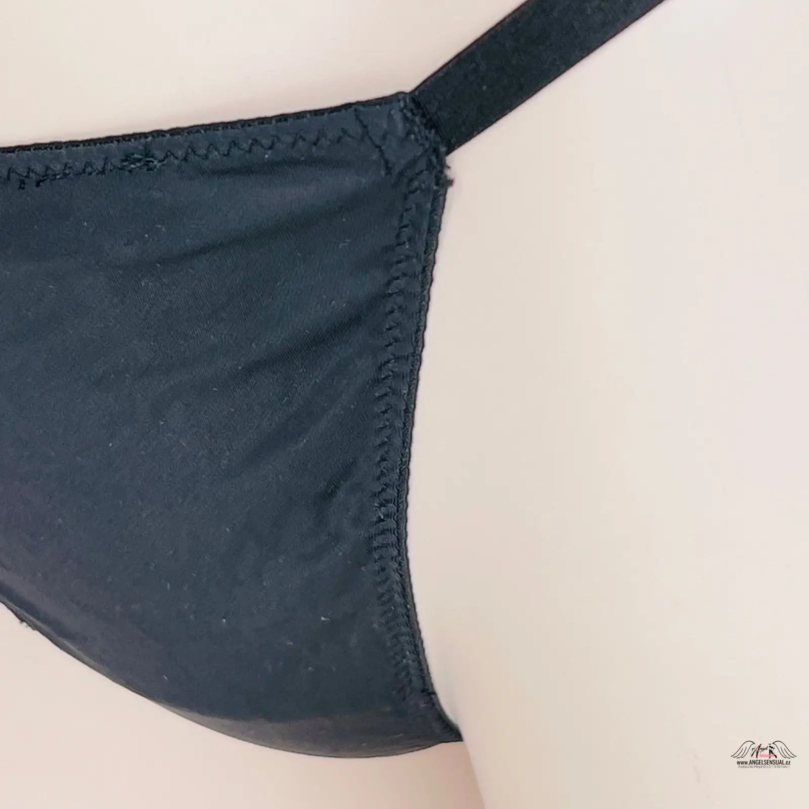 Černá košíček podprsenky s úzkými proužky a strapem, maximální pohodlí, Victoria’s Secret String Tanga
