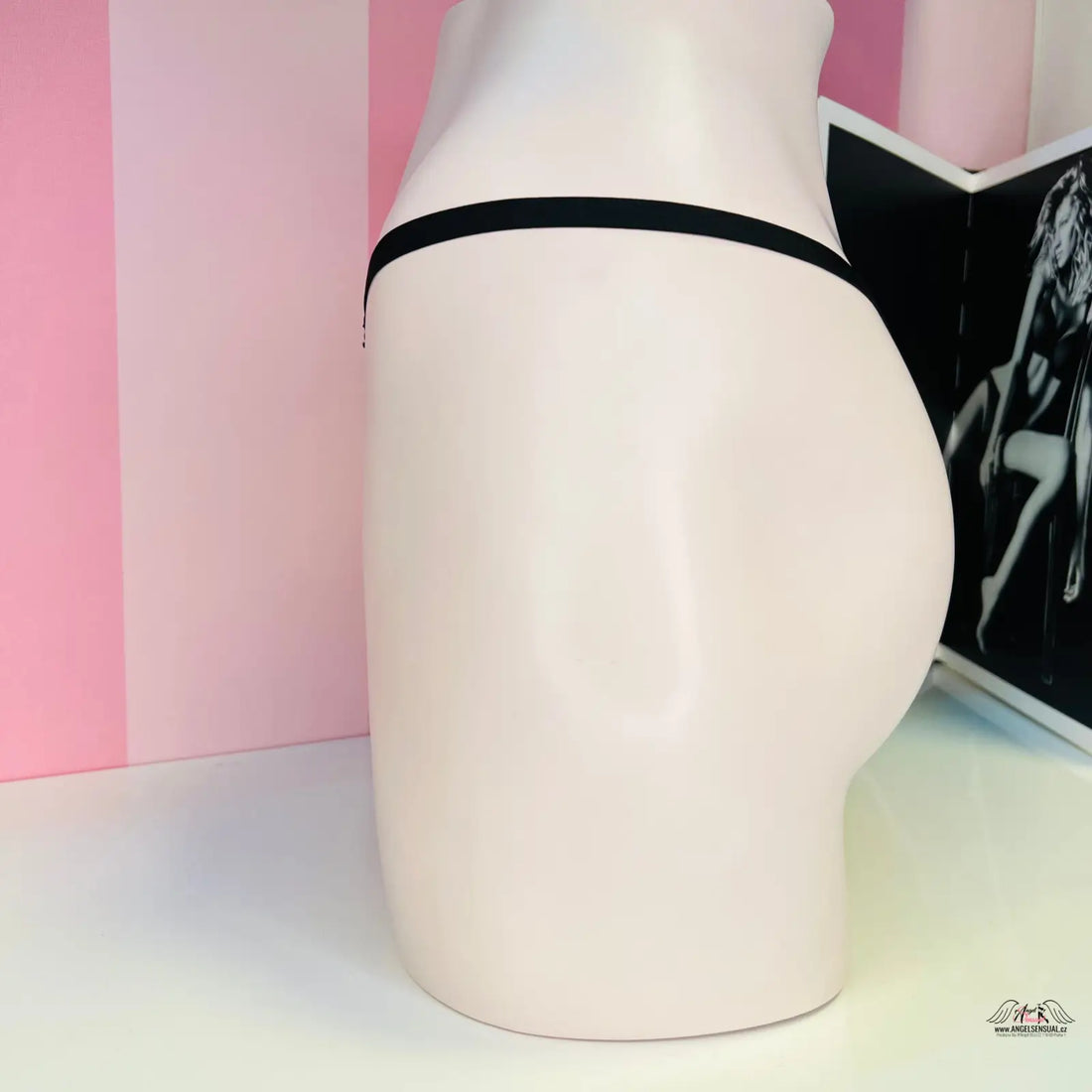 Manekýn v černém tangách Victoria’s Secret String Tanga s jemnými tanga a úzkými proužky