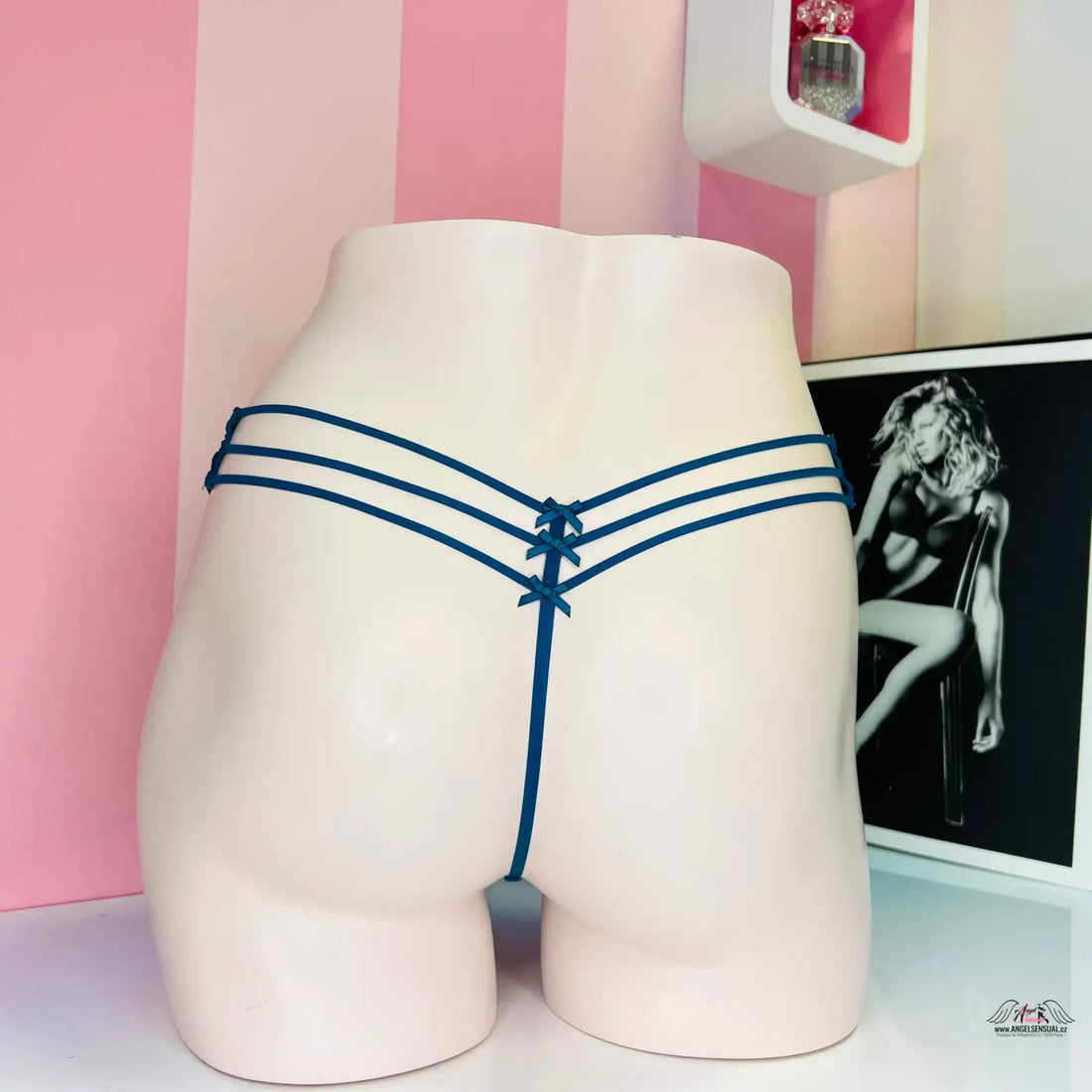 Modrý string tanga Victoria’s Secret s velmi úzkými pásky na modelu