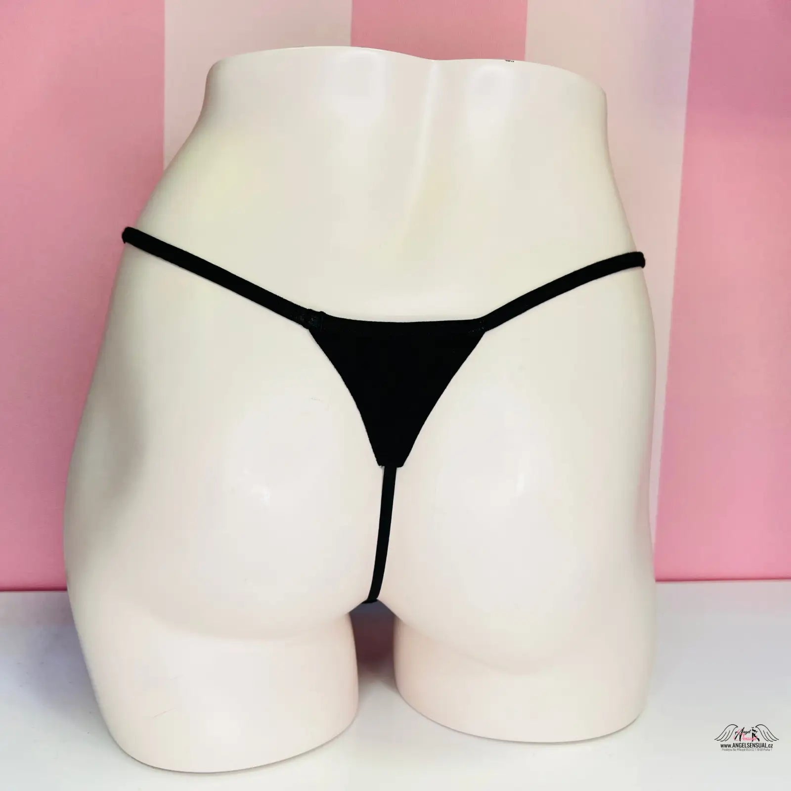 Bílá manekýnská torza s černou tanga podprsenkou z luxusního setu pěti kalhotek Victoria’s Secret String Tanga Set