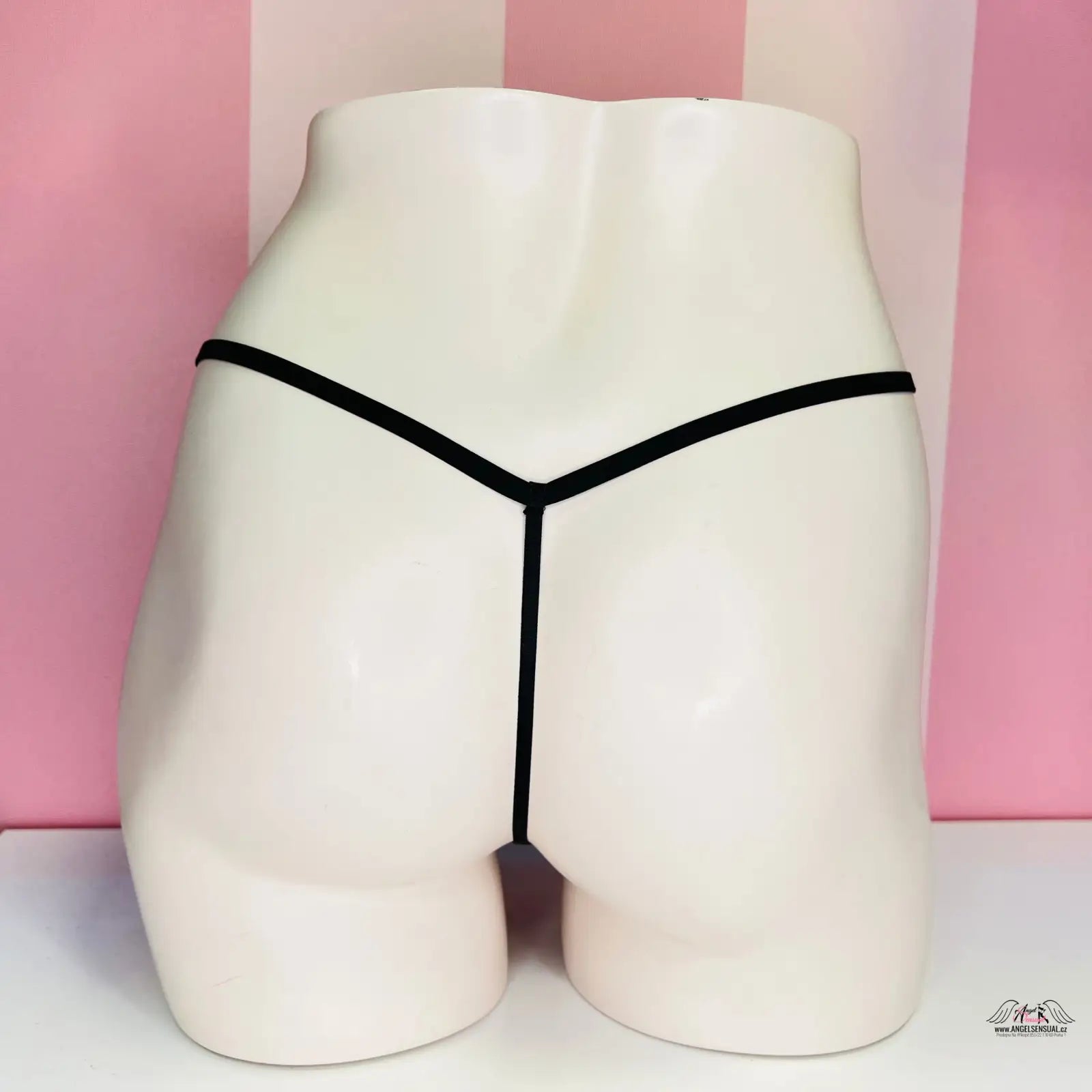 Bílý manekýn s černou tanga v luxusním setu pěti kalhotek Victoria’s Secret