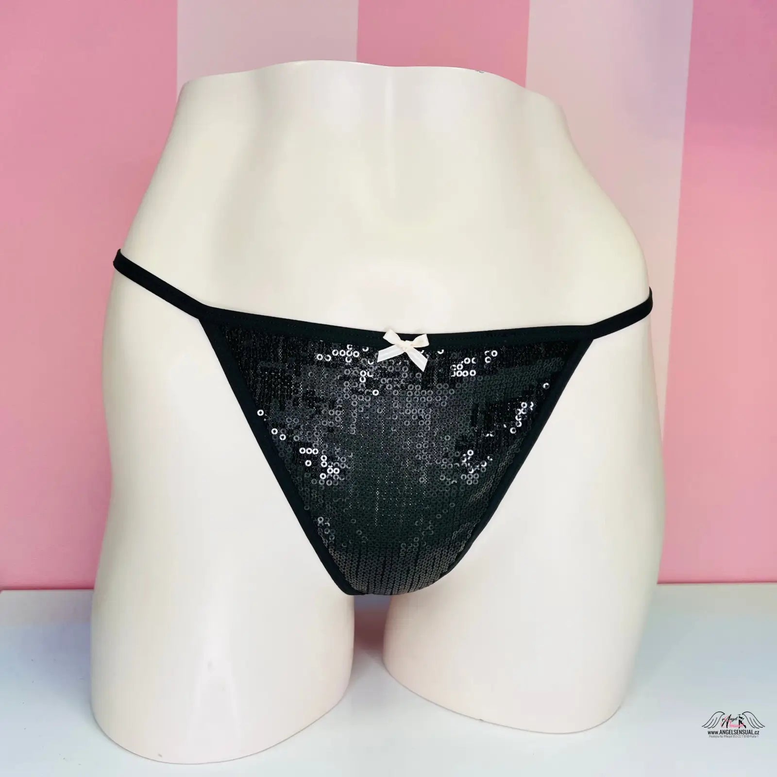 Černé sequinové tanga s bílou mašlí v luxusním setu pěti kalhotek Victoria’s Secret