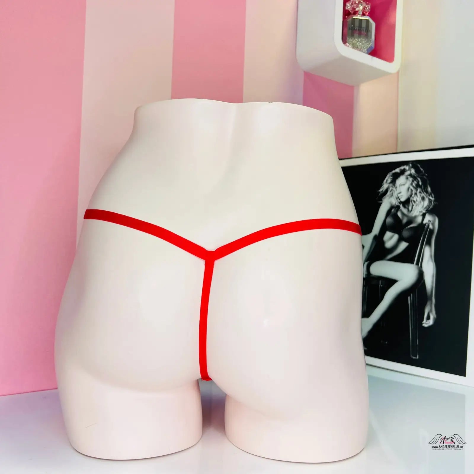 Bílá manekýnka s červeným tanga Victoria’s Secret String Tanga, lehká tanga s jemnými pásky pro maximální pohodlí