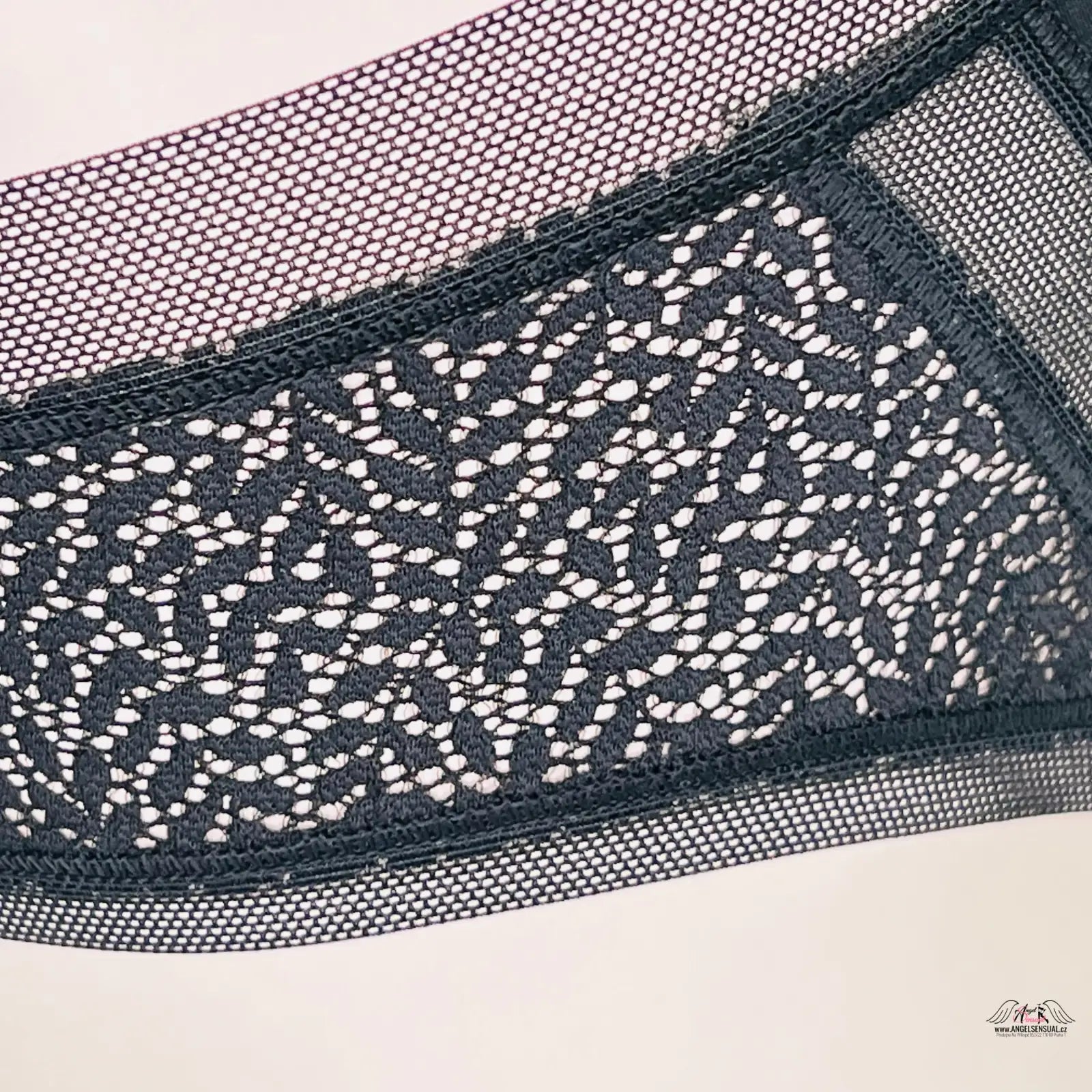 Lacy black bra strap s jemnou síťovinou kolem celého obvodu, součást Victoria’s Secret Svůdné Kalhotky