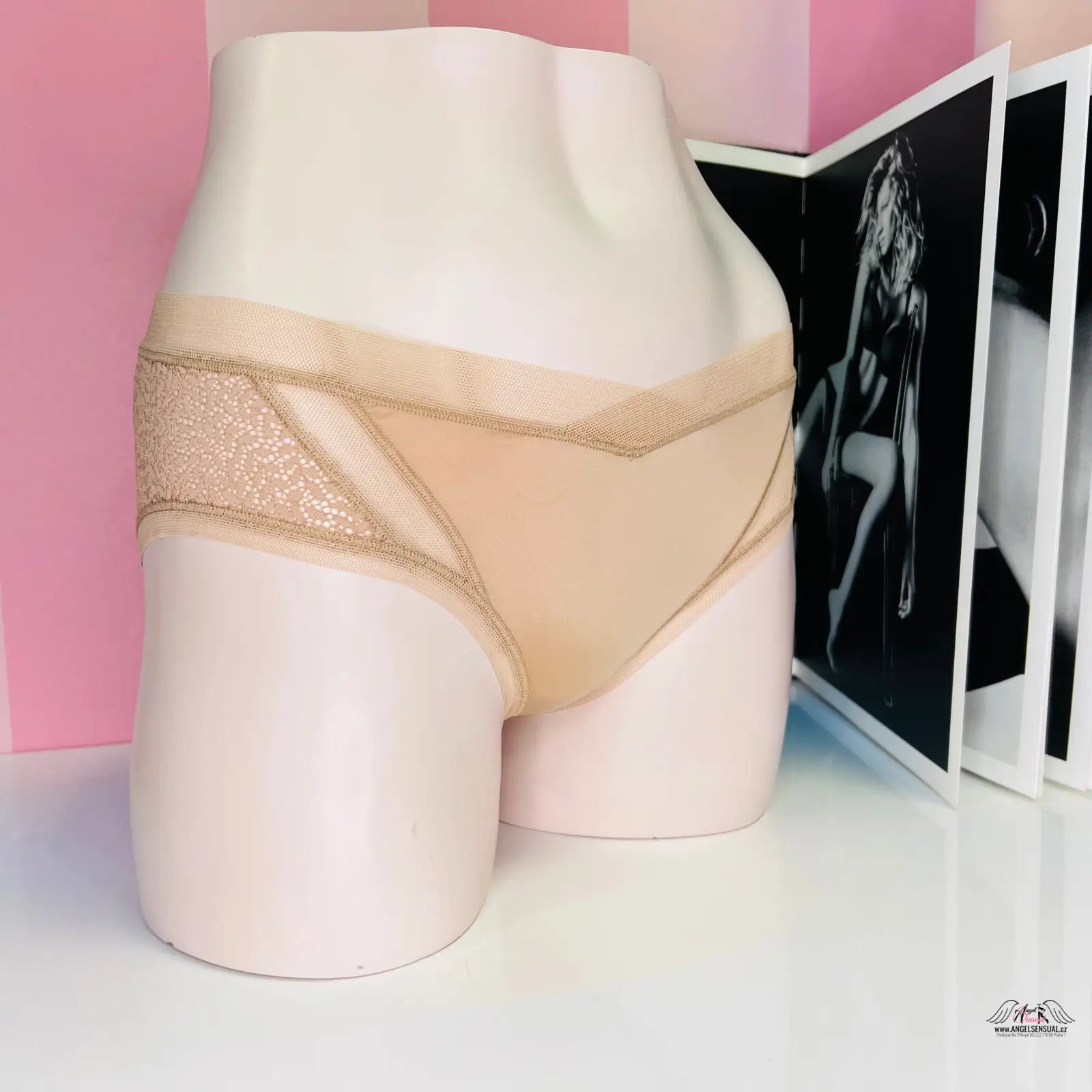 Manekýn spodní část těla v béžových kalhotkách Victoria’s Secret s jemnou síťovinou kolem celého obvodu