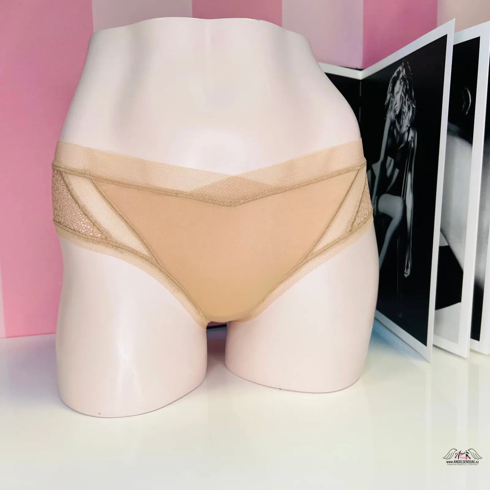 Mannequin torso v béžových kalhotkách Victoria’s Secret Svůdné Kalhotky s jemnou síťovinou kolem celého obvodu