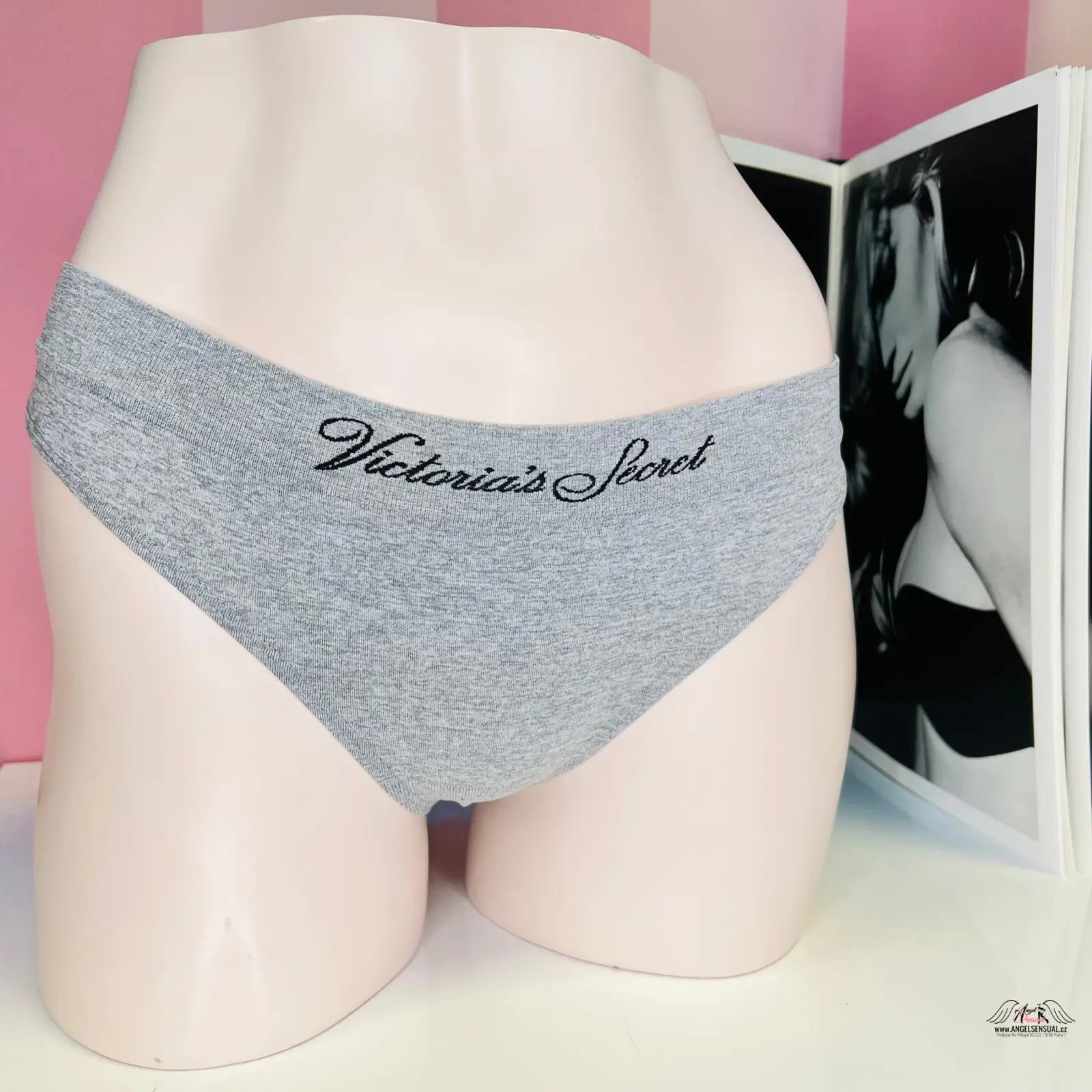 Ženské bavlněné tanga Victoria’s Secret s nápisem youre a stylové šedé tanga s černým nápisem láska