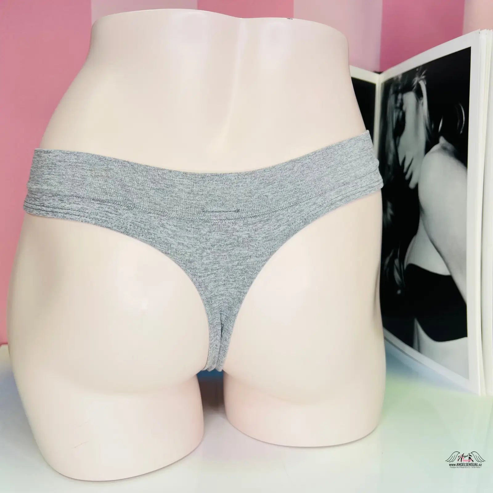Stylové šedé tanga Victoria’s Secret s černým nápisem láska a obrázkem ženy na pozadí