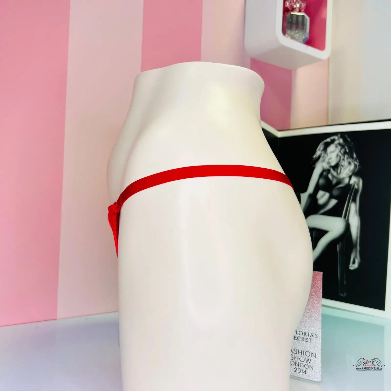 Elegantní celokrajkové tanga Victoria’s Secret Tanga Celokrajkové na bílém manekýnu