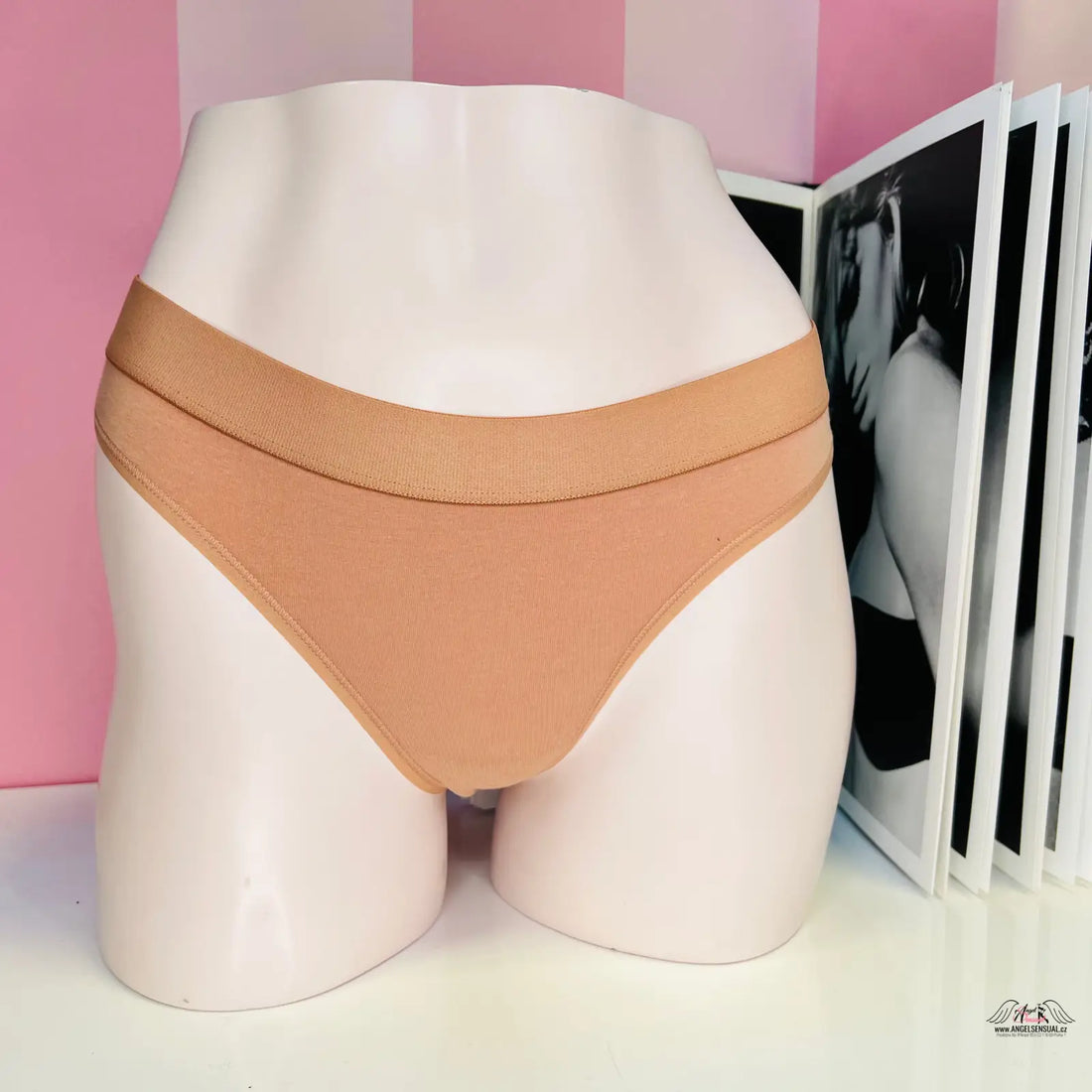 Tělové tanga Victoria’s Secret s mírně vyšší elasticitou a měkkým materiálem