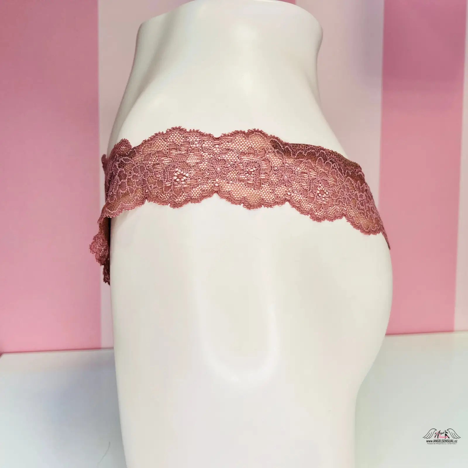 Nádherná pomněnková krajková tanga na bílém modelu, Victoria’s Secret Tanga Krajka s Květinovým Vzorem