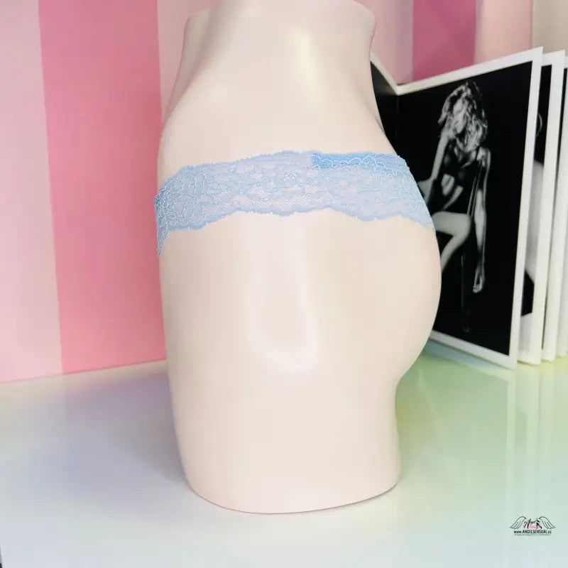 Bílá keramická váza s nádhernou pomněnkovou krajkovou tanga v produktu Victoria’s Secret