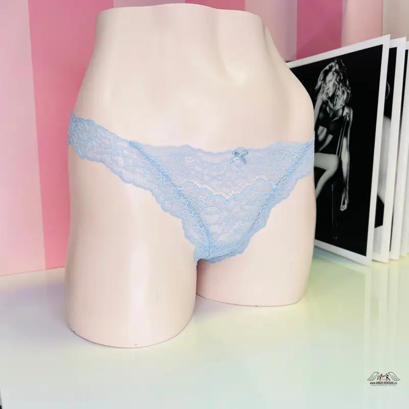 Nádherná pomněnková krajková tanga na manekýnu v produktu Victoria’s Secret