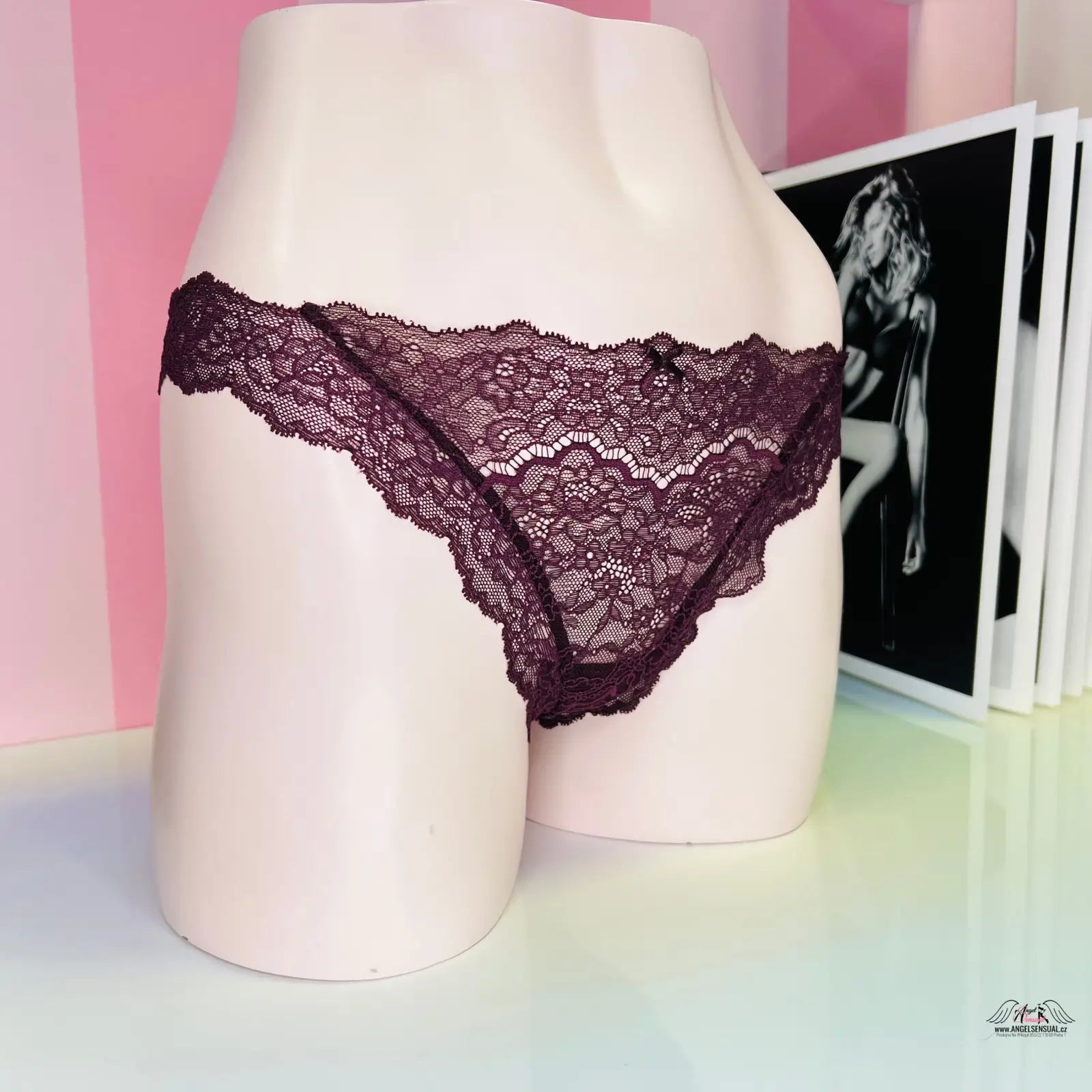 Nádherná pomněnková krajková tanga na figuríně, Victoria’s Secret Tanga Krajka