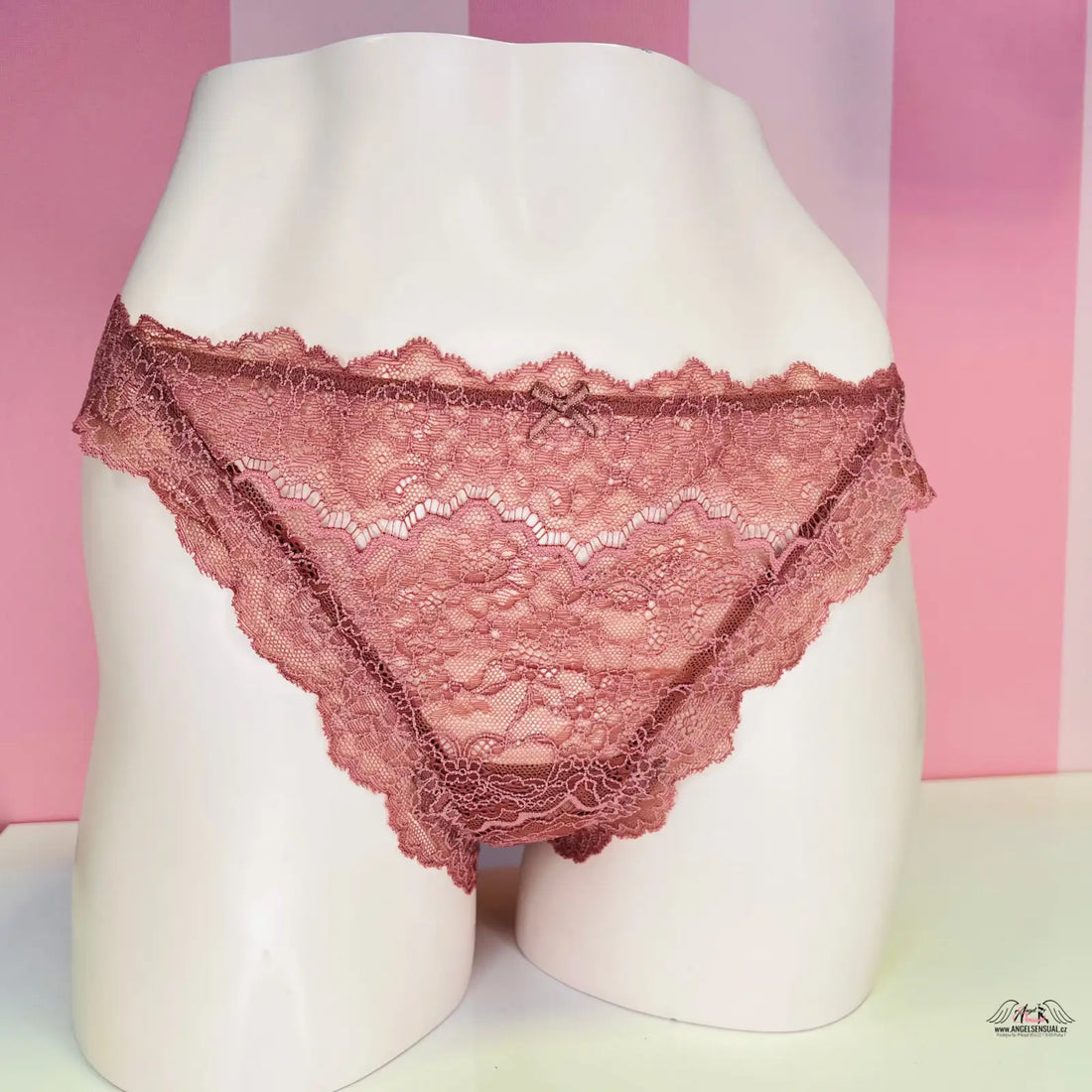 Pinkové krajkové tanga s květinovým vzorem na figuríně, nádherná pomněnková krajková