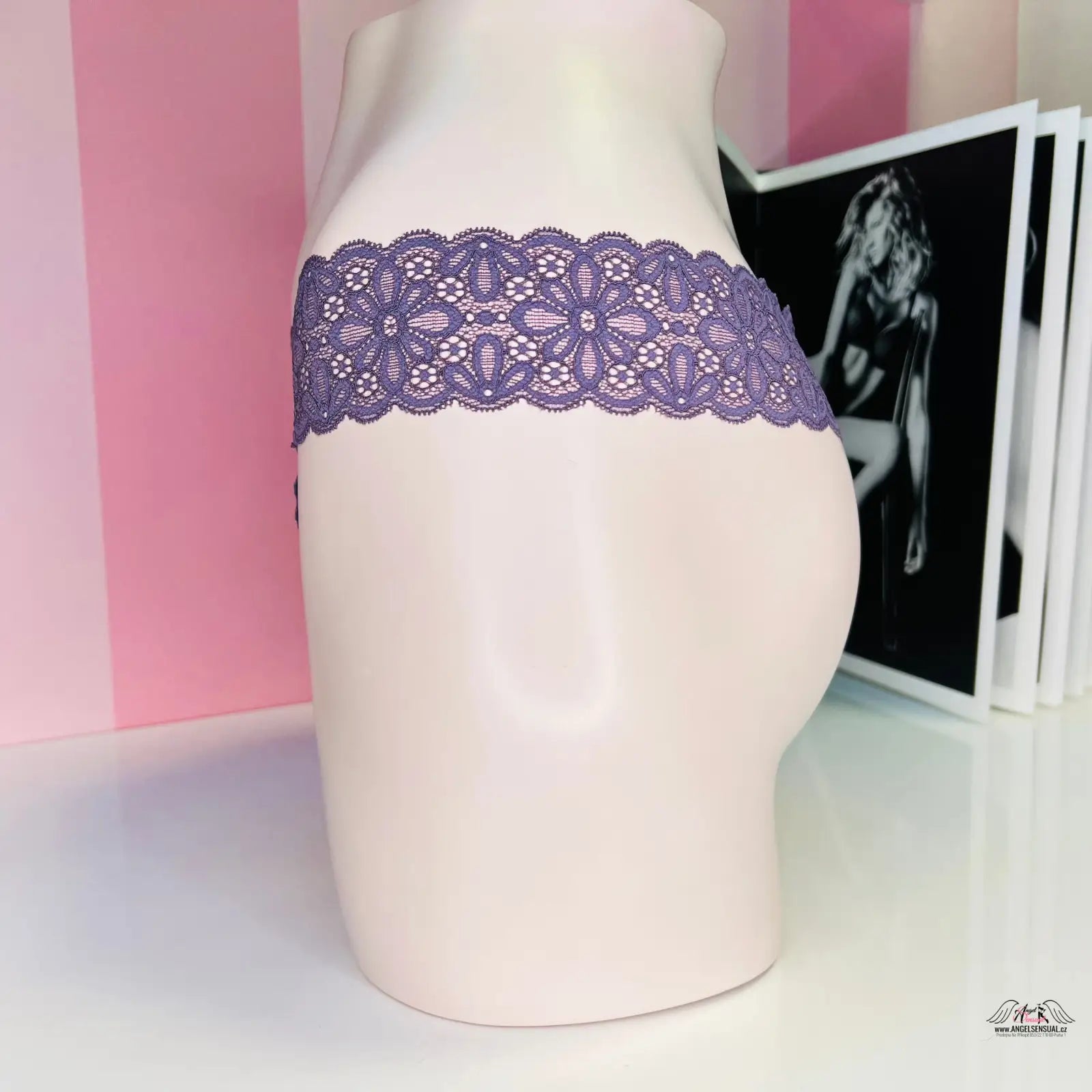 Lavender krajkové tanga s květinovým vzorem a vysokým pasem od Victoria’s Secret