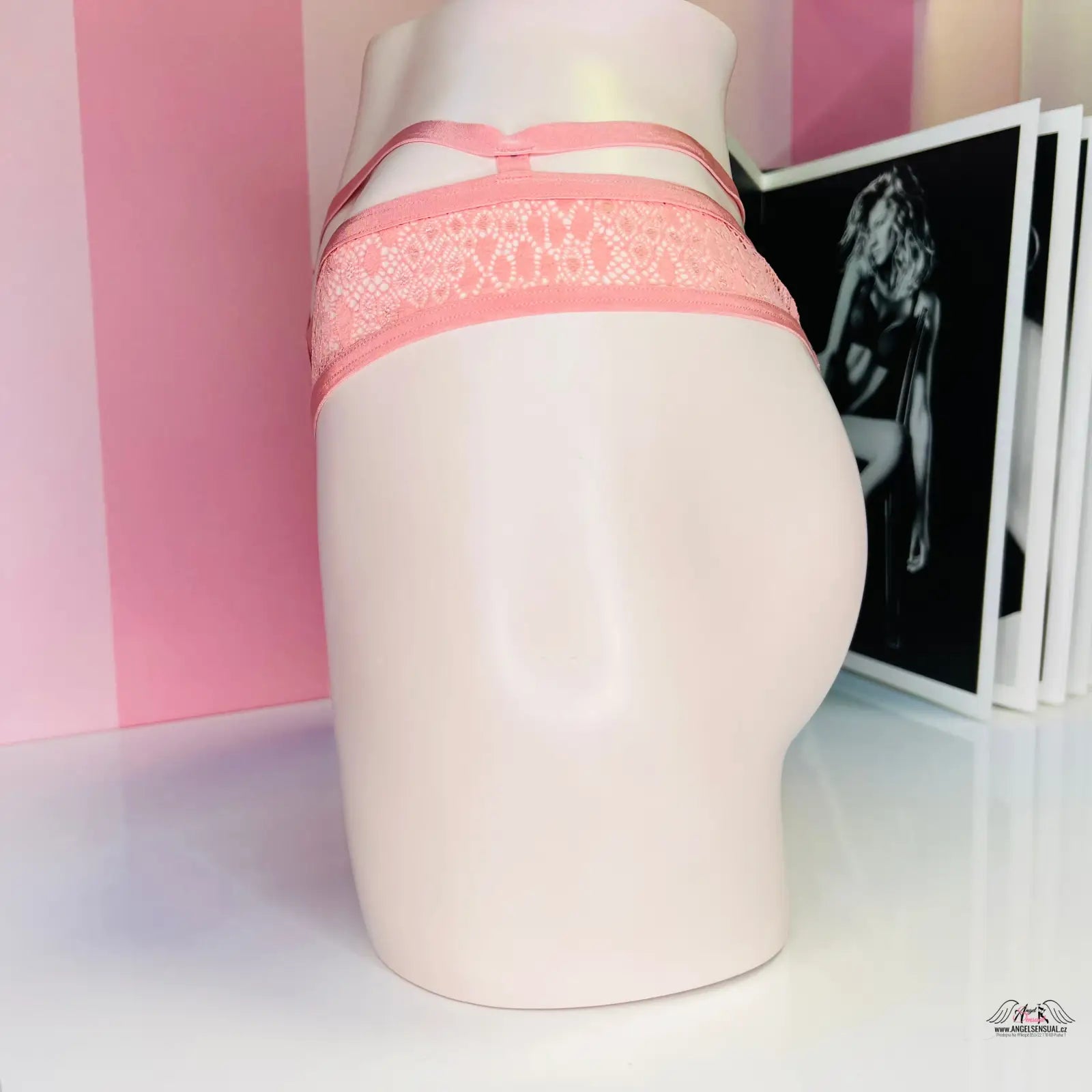 Zlatými kroužky páskové tanga Victoria’s Secret s krajkovým růžovým designem