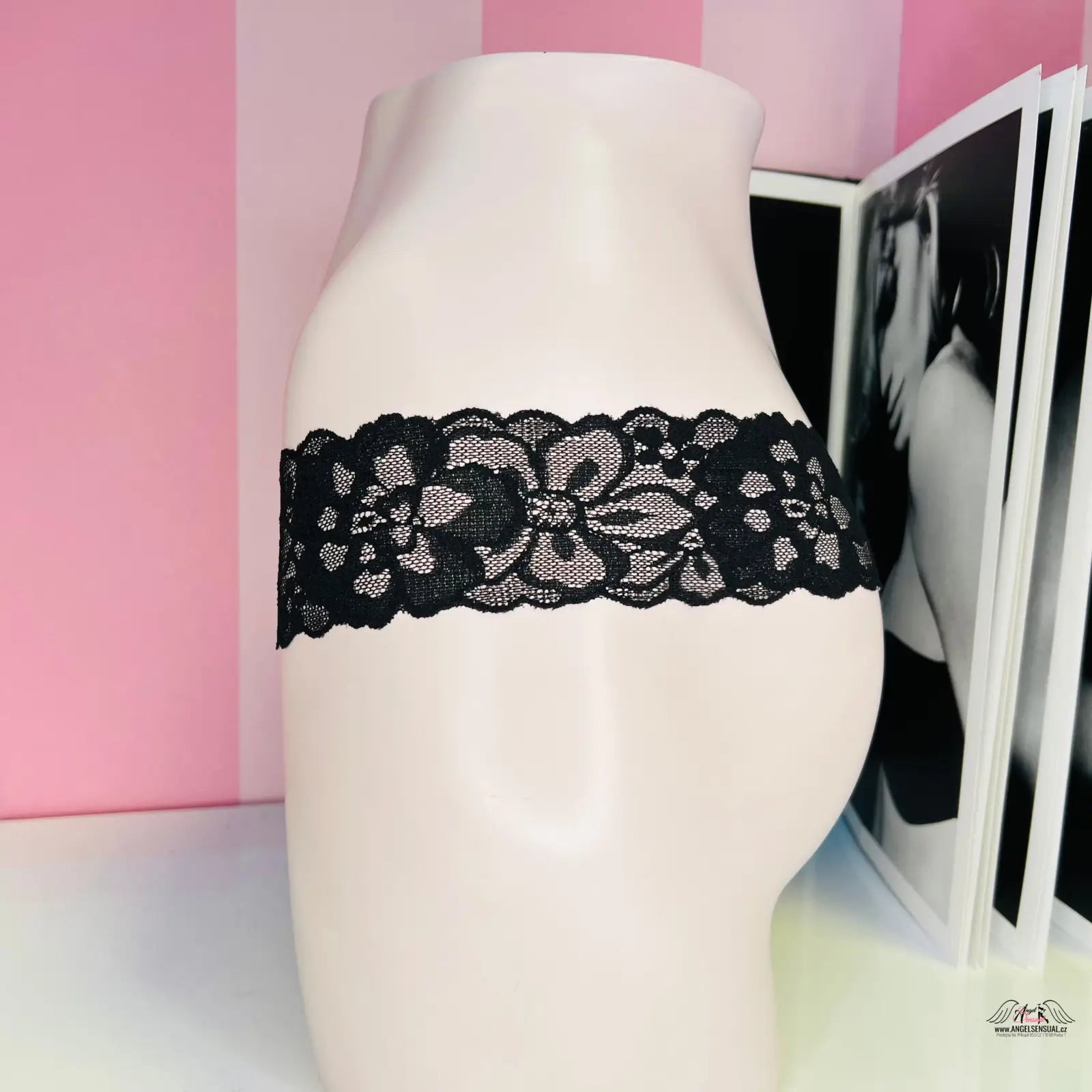 Krajkové tanga Victoria’s Secret s ozdobným šněrováním na přední straně