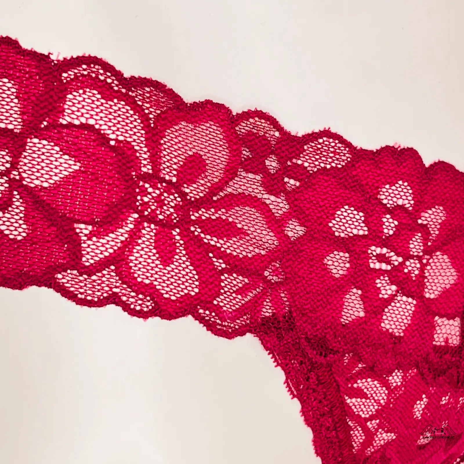 Krajkové tanga Victoria’s Secret s ozdobným šněrováním na přední straně