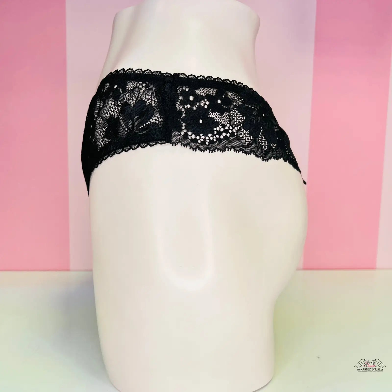 Black krajkou kolem pasu elegantní vzorované tanga na bílé figuríně