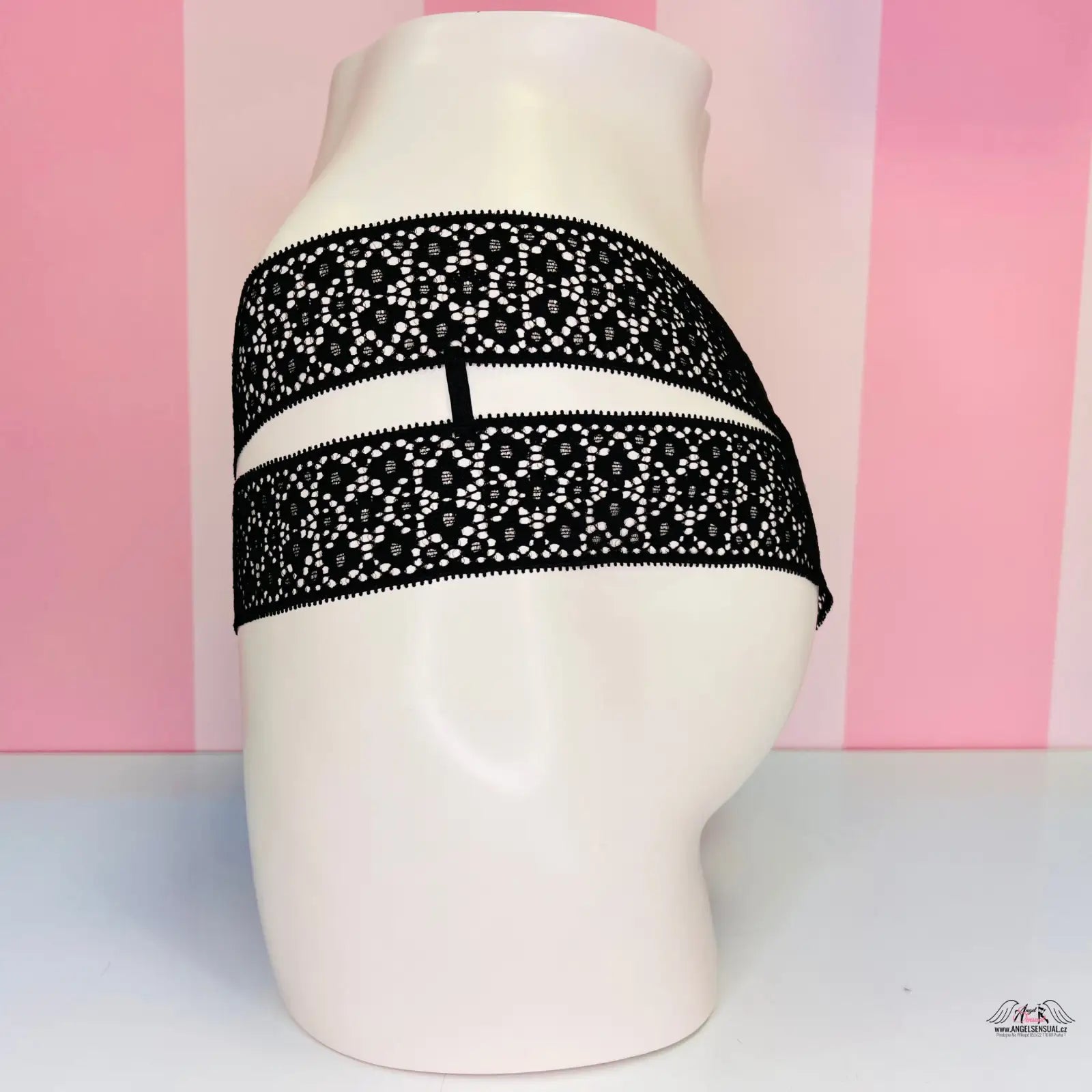 Blízký pohled na mannequin s černobílým krajkovým páskem u Victoria’s Secret Tanga Krajkové, inspirováno agent provocateur a svůdná černá