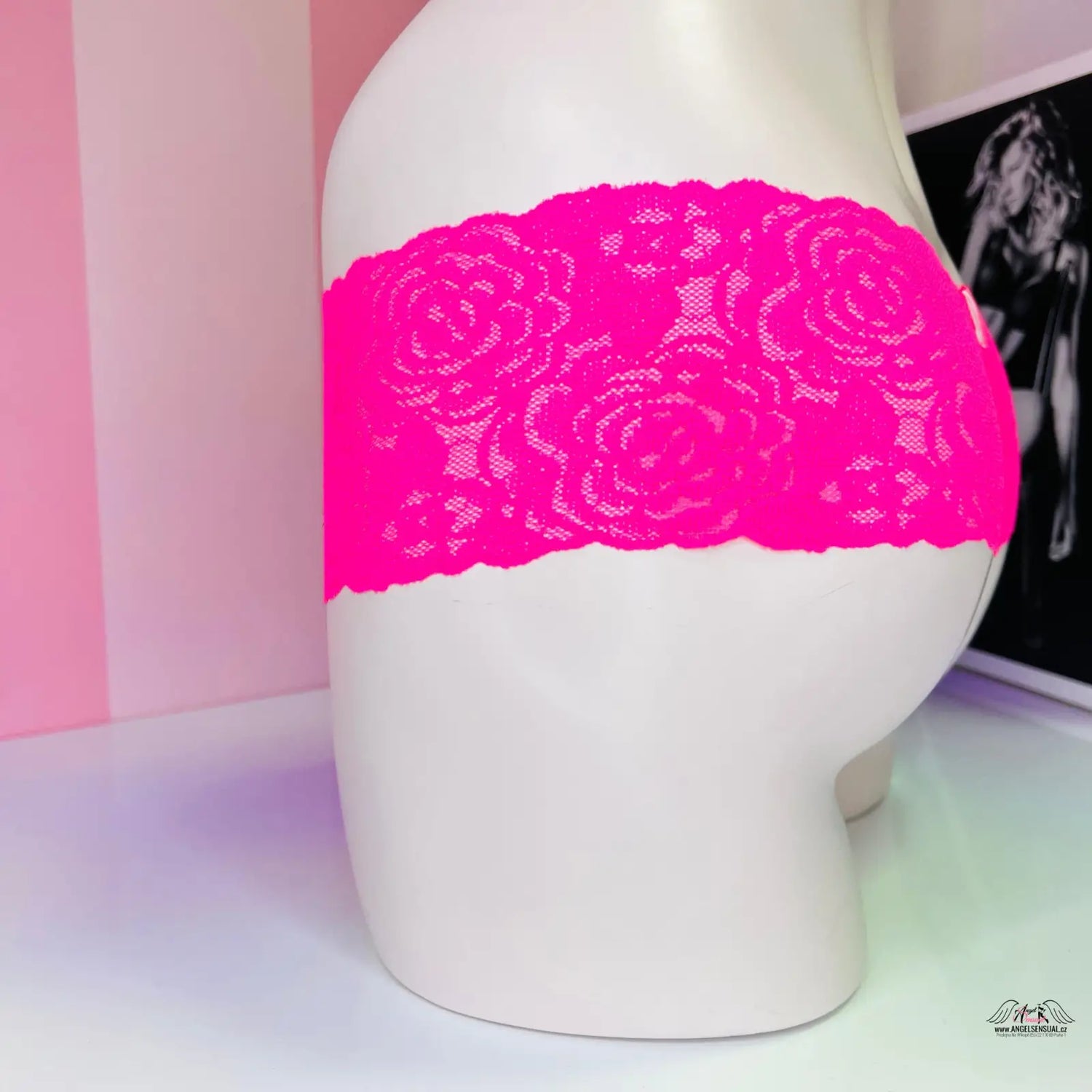 Bílá manekýnská hlava s růžovou krajkovou čelenkou Victoria’s Secret Tanga Krajkové
