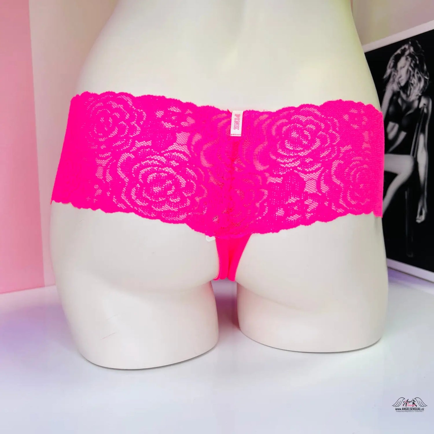 Hot pink vysokým pasem tanga s květinovým motivem a vysokou krajkou na modelu