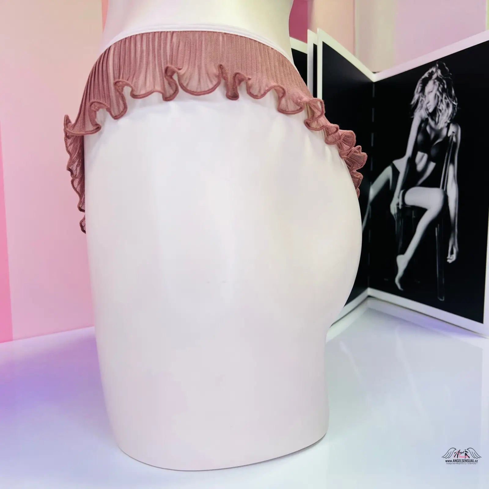 Bílá keramická váza s růžovým okrajem, ideální pro jemná tanga z lehkého materiálu Victoria’s Secret