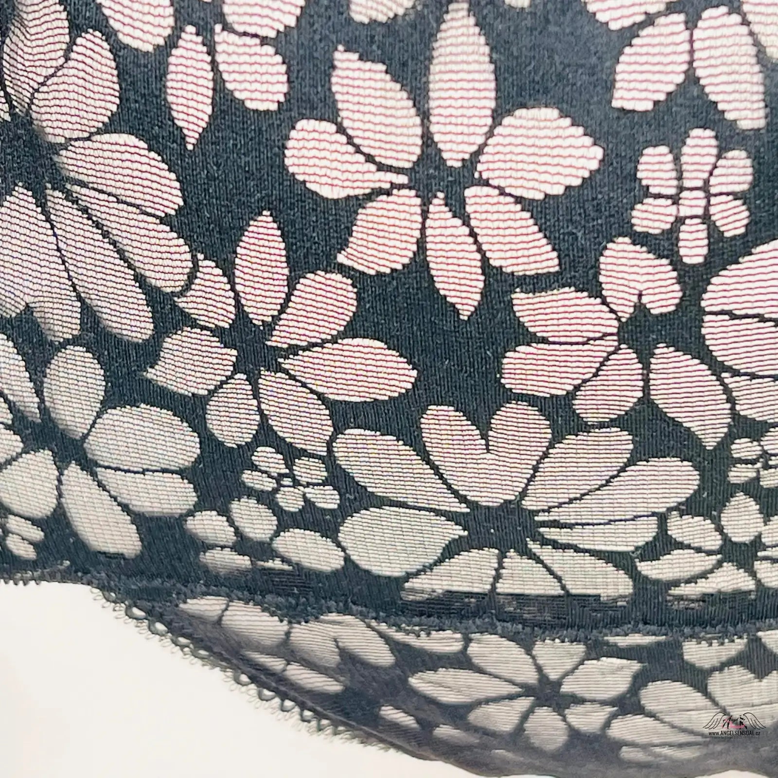 Floral vzorované krajkové tanga s extra vysokým pasem na tmavém pozadí