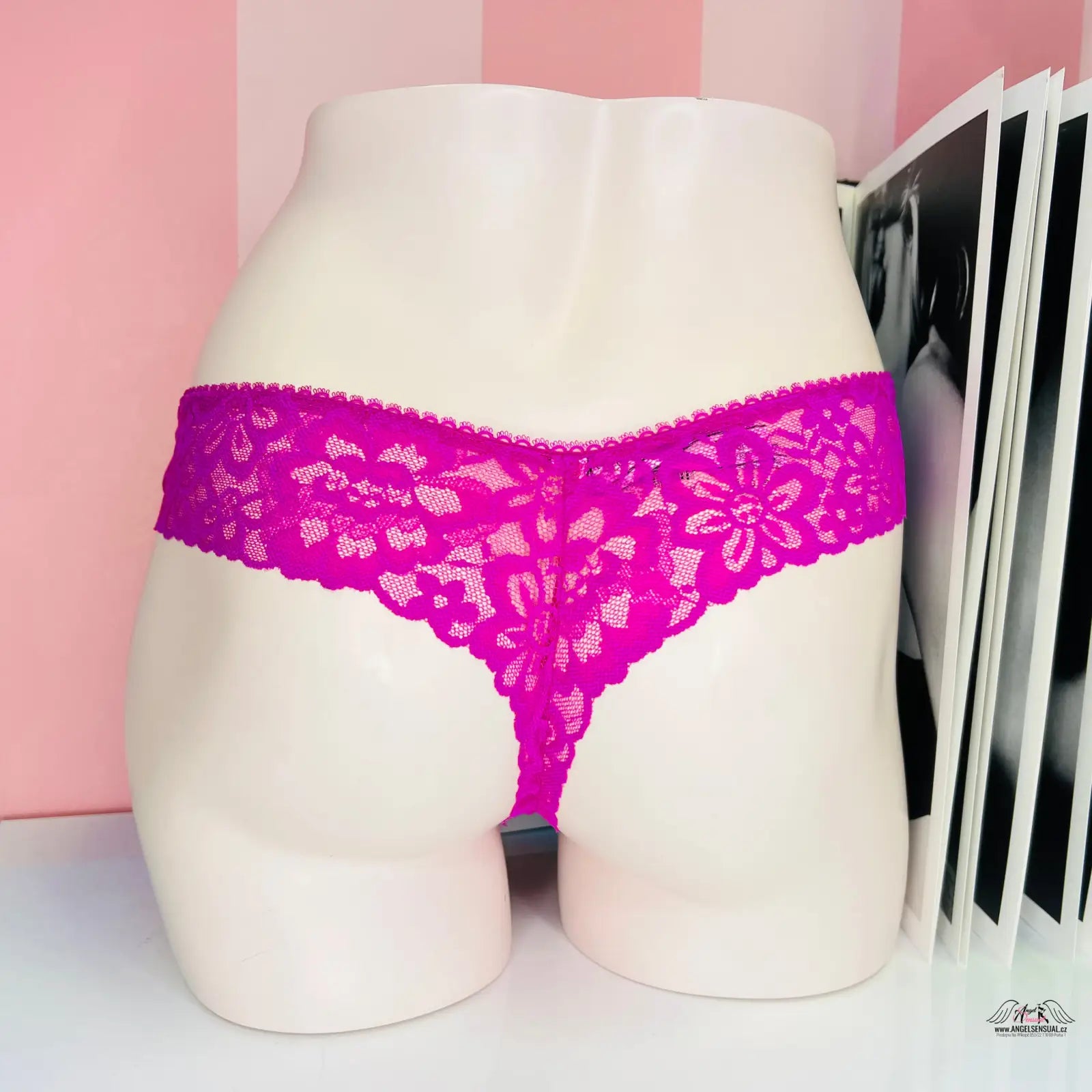 Fuchsiové krajkové tanga s ozdobným šněrováním na přední straně Victoria’s Secret