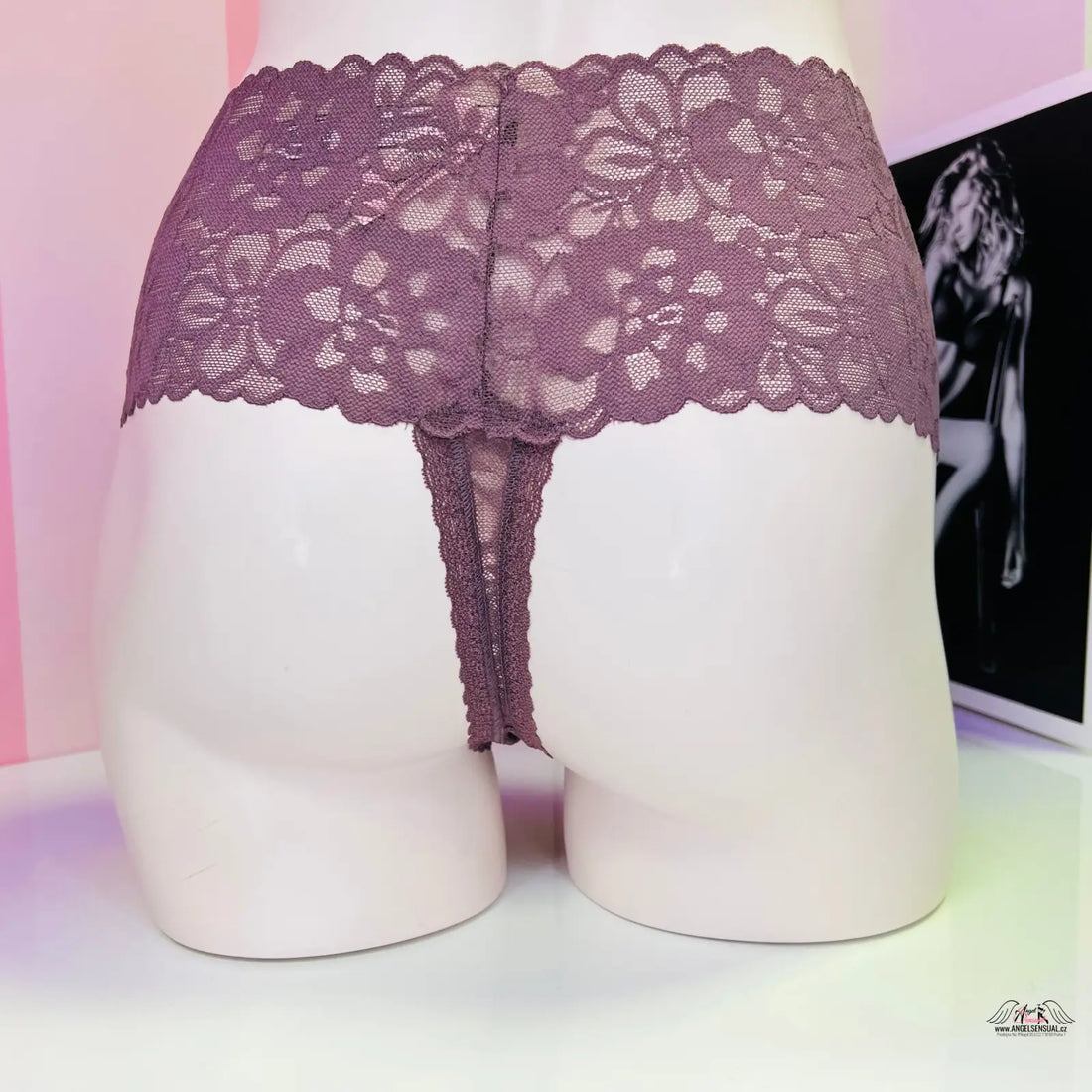 Krajková tanga Victoria’s Secret s vysokým pasem a nikde neškrtí, fialové s černobílým pozadím