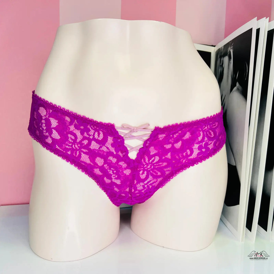 Krajkové tanga Victoria’s Secret s ozdobným šněrováním na přední straně