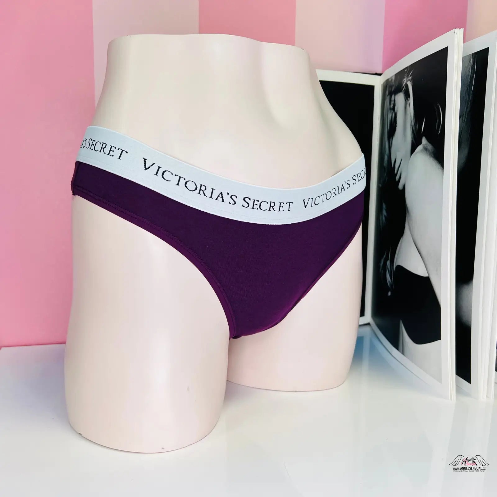 Victoria’s Secret tanga s vyšším elastickým pasem na bílém modelu