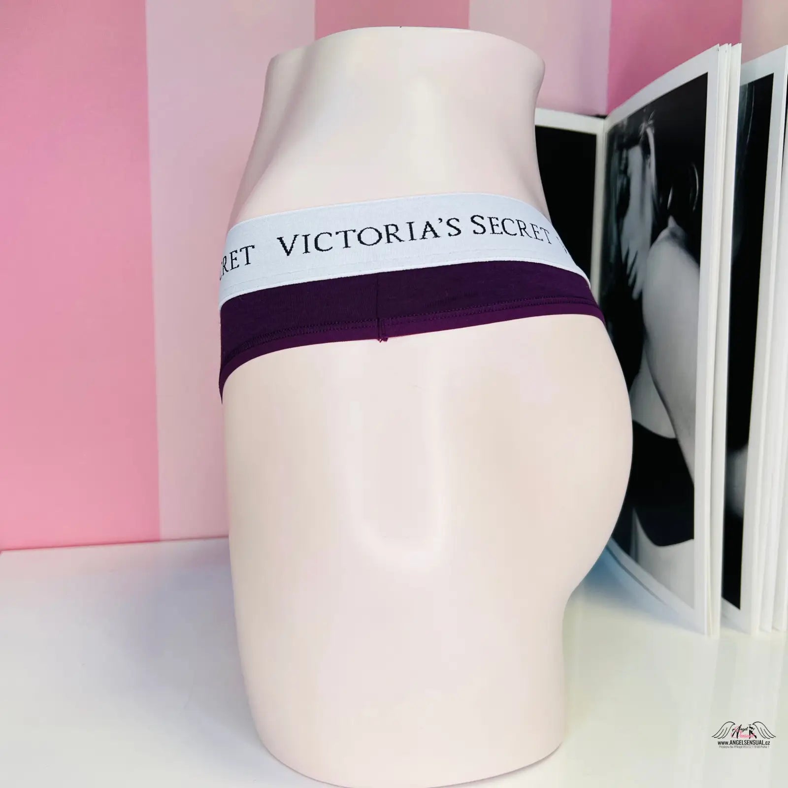 Manekýn s torzem v tanga Victoria’s Secret s vyšším elastickým pasem