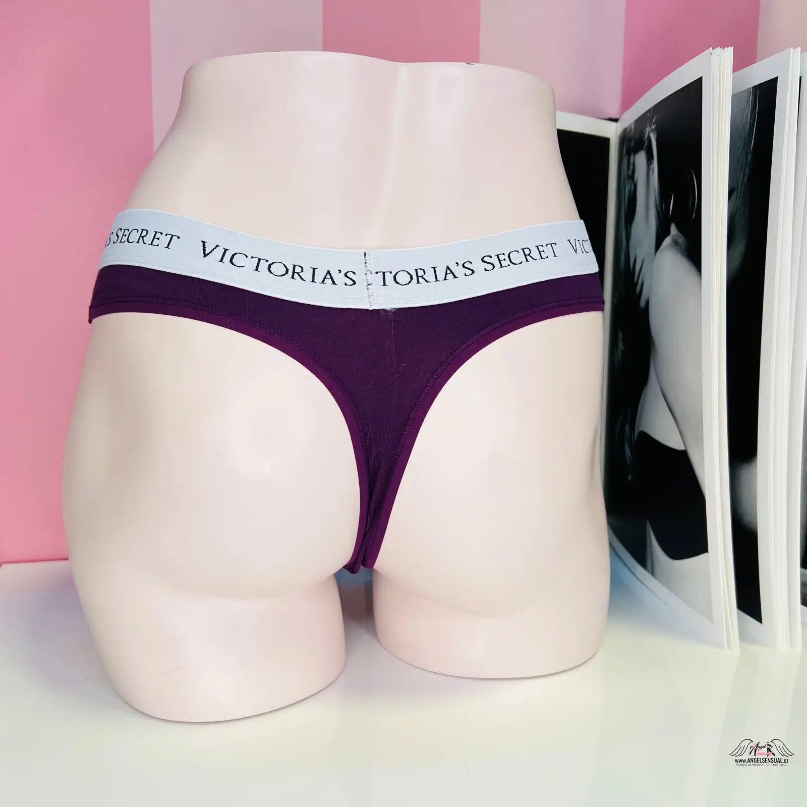 Victoria’s Secret Tanga s vyšším elastickým pasem na modelu ve fialové barvě