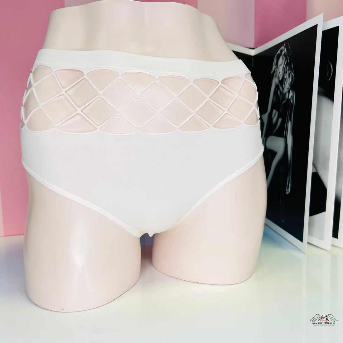 Elegantní tanga Victoria’s Secret Tanga v Podání Vysokého Pasu na modelu