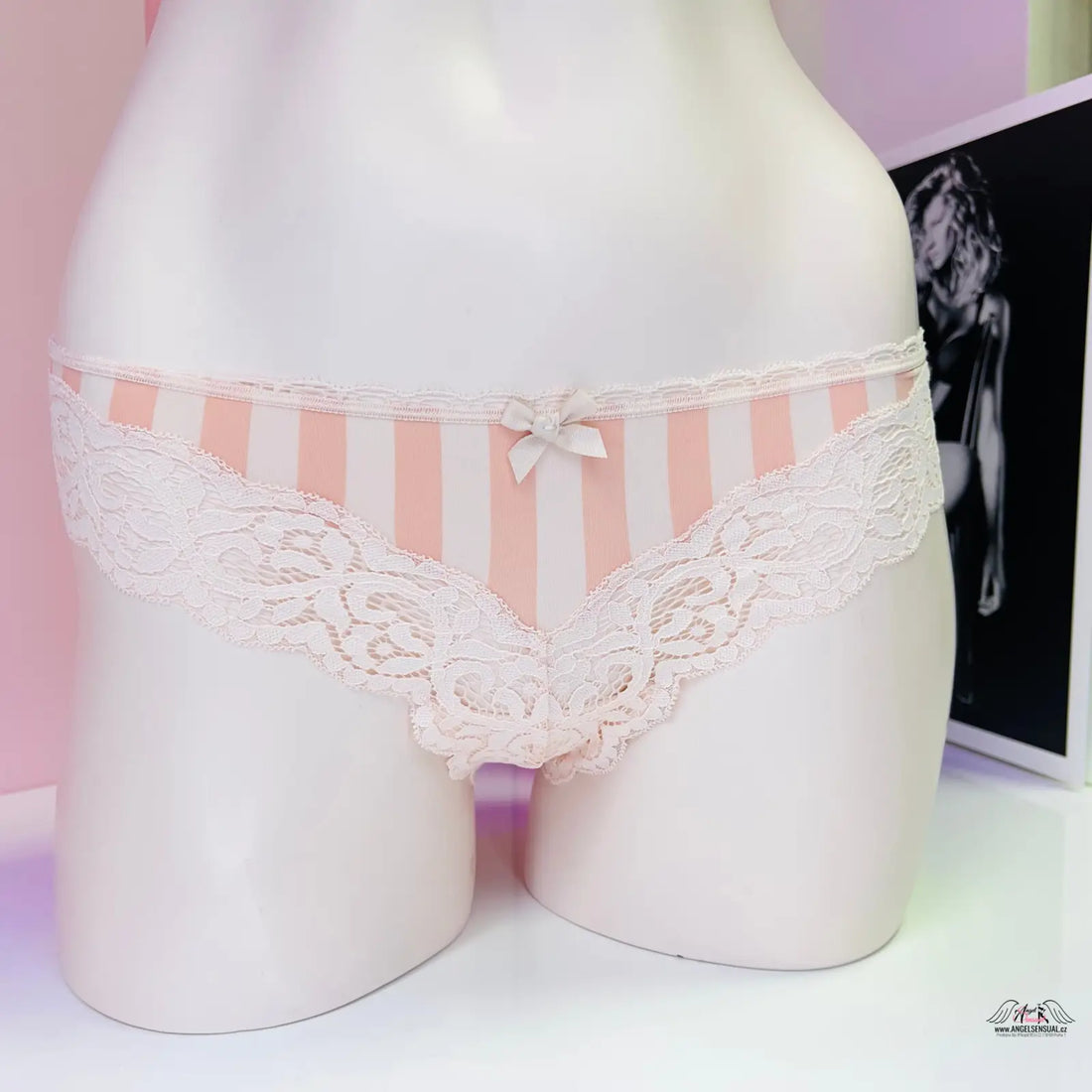 Pruhovaná tanga zdobená jemnou krajkou s růžovým a bílým pruhováním