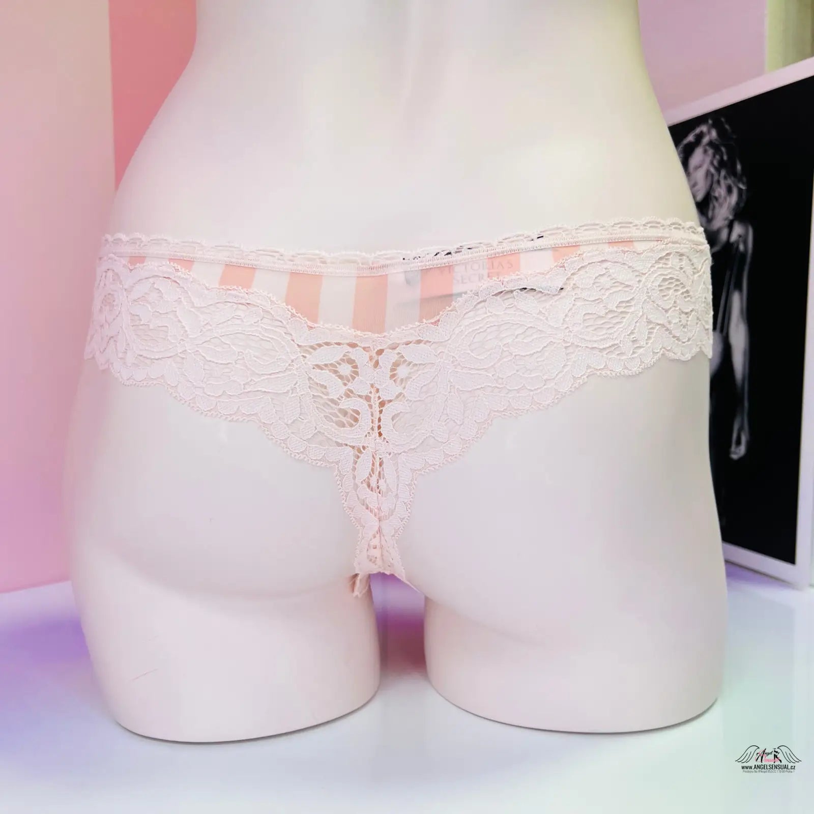 Pinkové pruhované tanga zdobená jemnou krajkou z Victoria’s Secret Tanga Pruhované s Krajkou