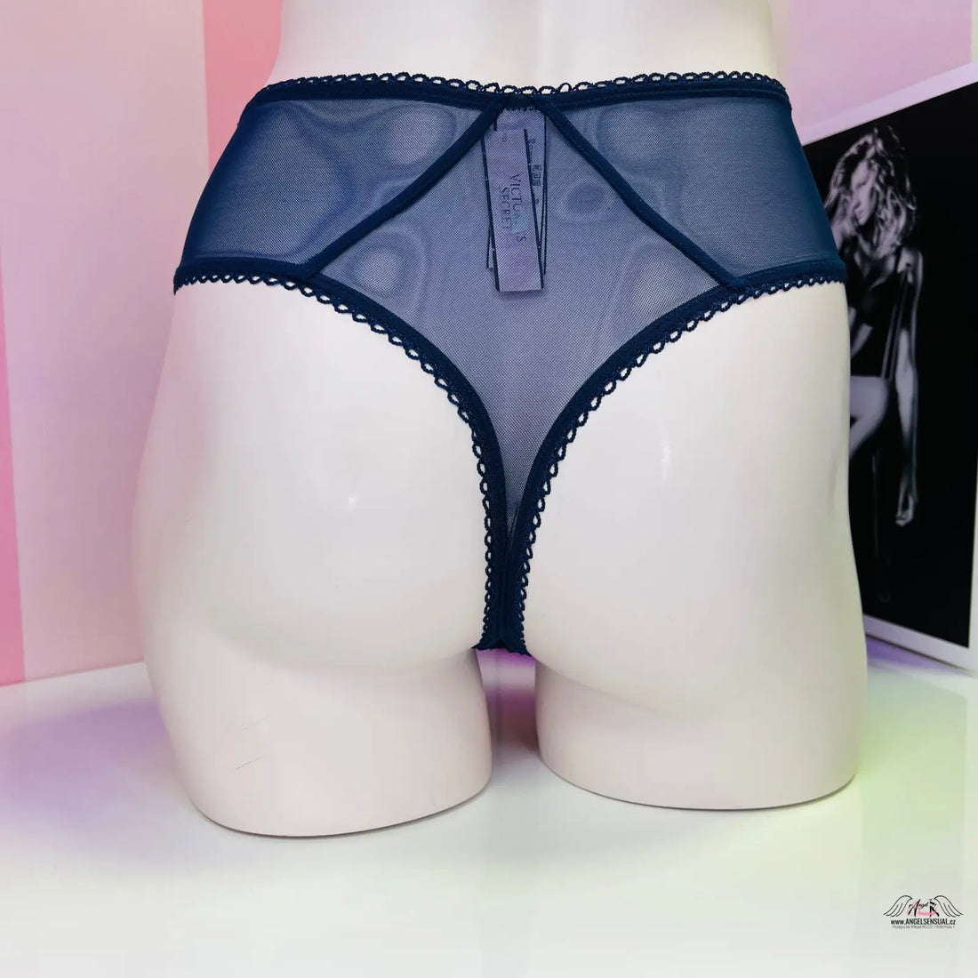 Žena v modrých kalhotkách s černou krajkou vysokým pasem Victoria’s Secret