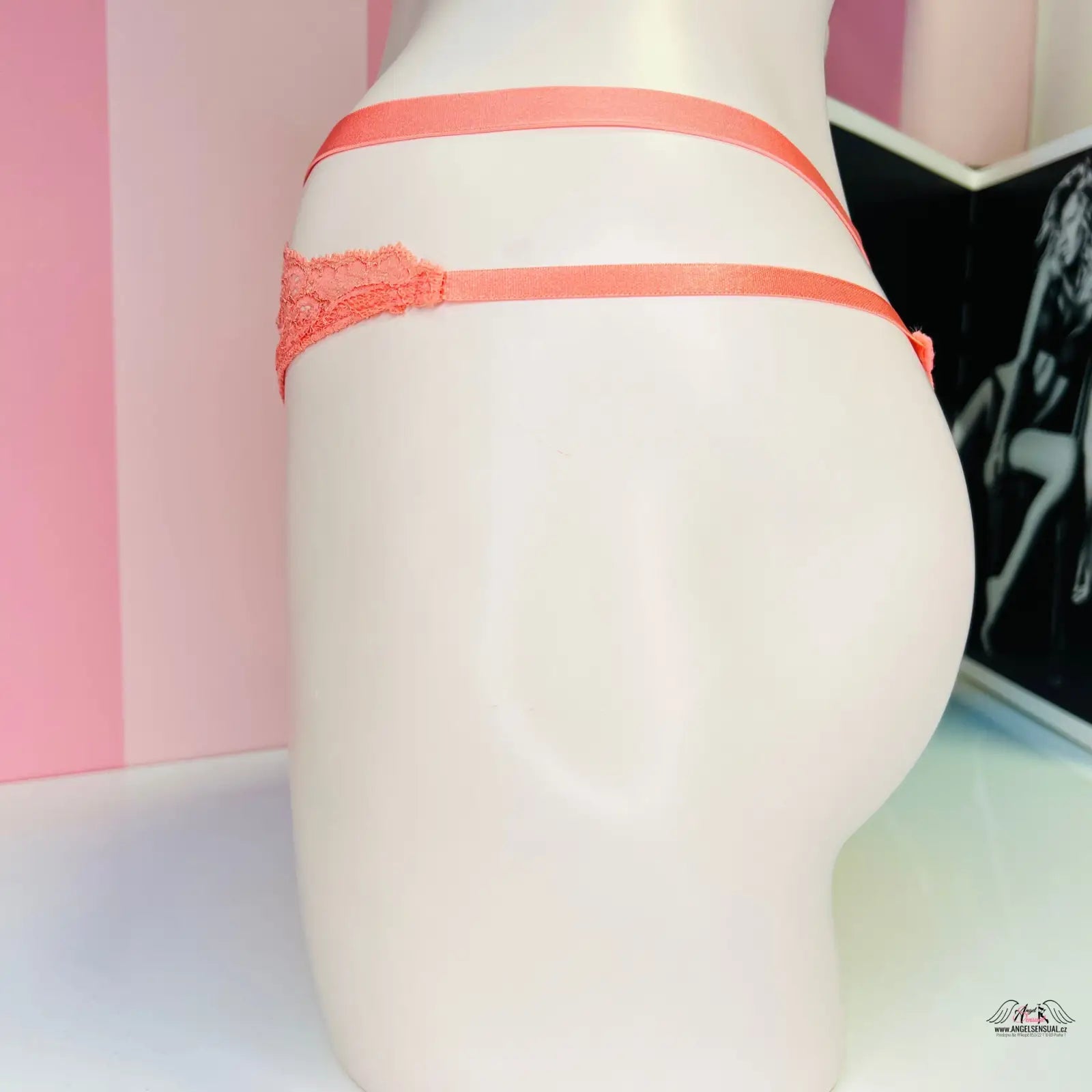 Peach-colored luxusní tanga Victoria’s Secret s obdobnou krajkou a úzkými proužky