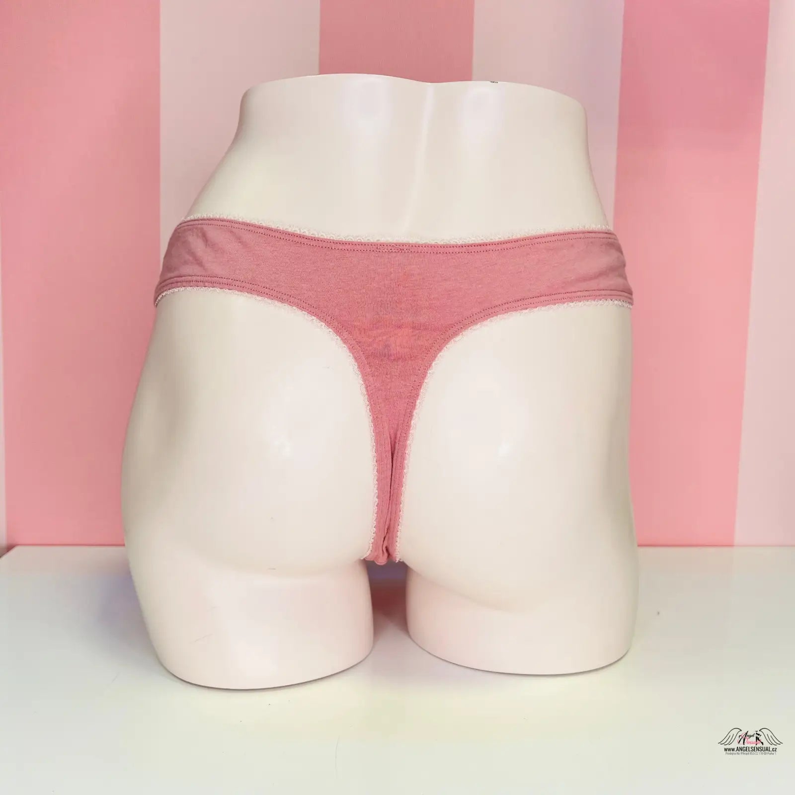 Pink luxusní tanga Victoria’s Secret Tanga s Jemnou Krajkou na bílém modelu