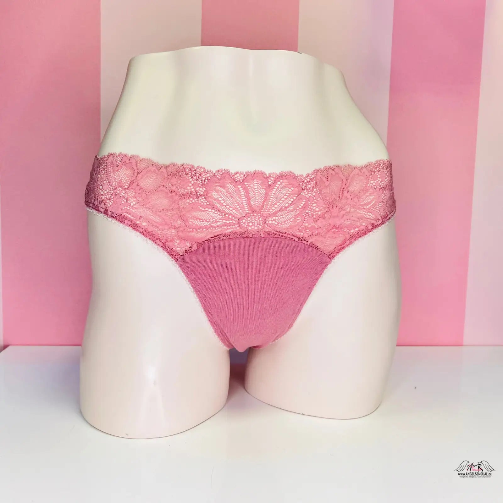 Pinké luxusní tanga Victoria’s Secret s jemnou krajkou na figuríně pro každodenní nošení