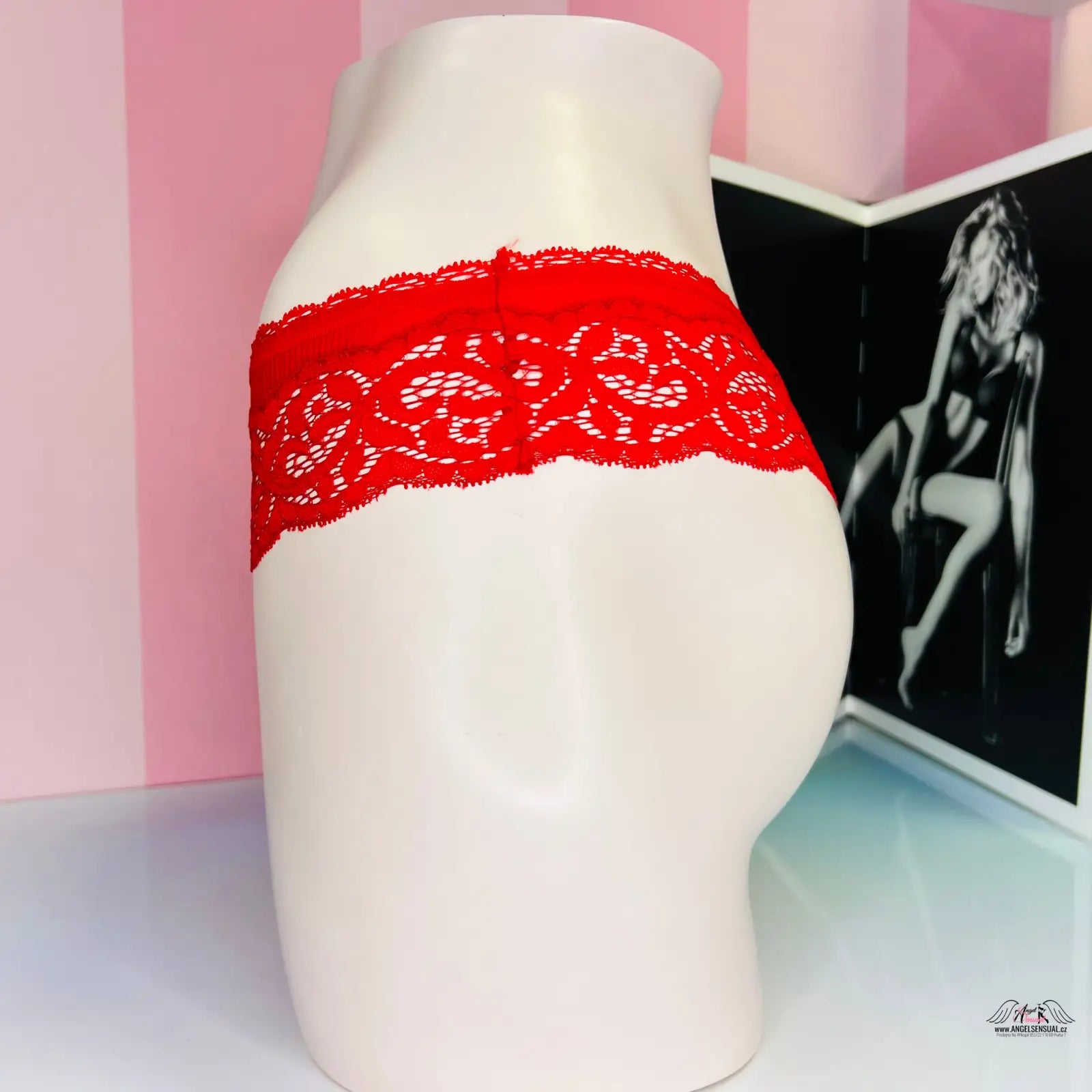 Red lace underwear Victoria’s Secret Tanga s jemným krajkovým volánkem
