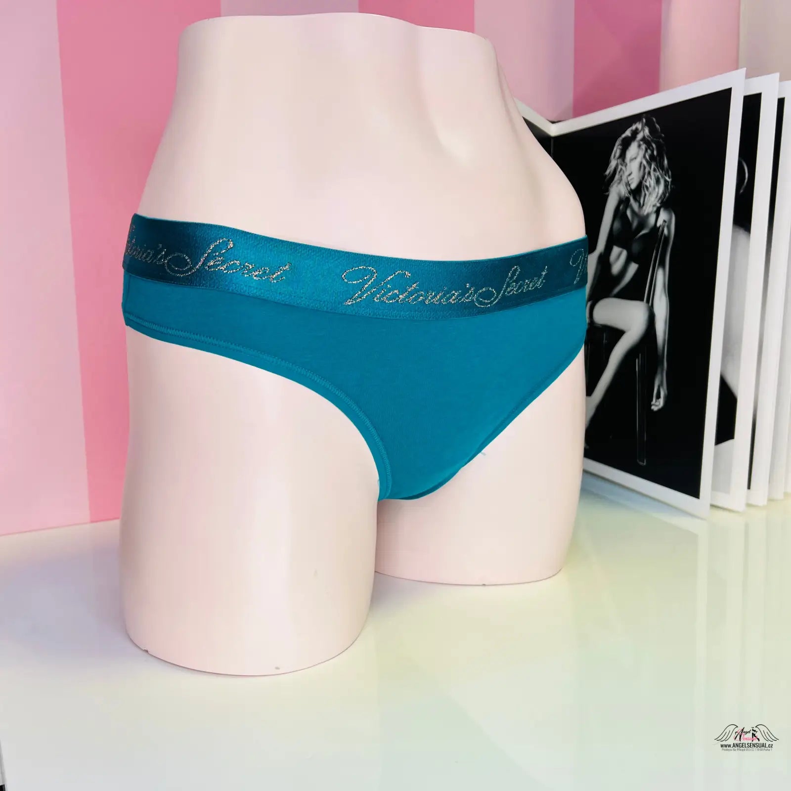 Victoria’s Secret petrolejová tanga s zlatým nápisem love yourself na modelce
