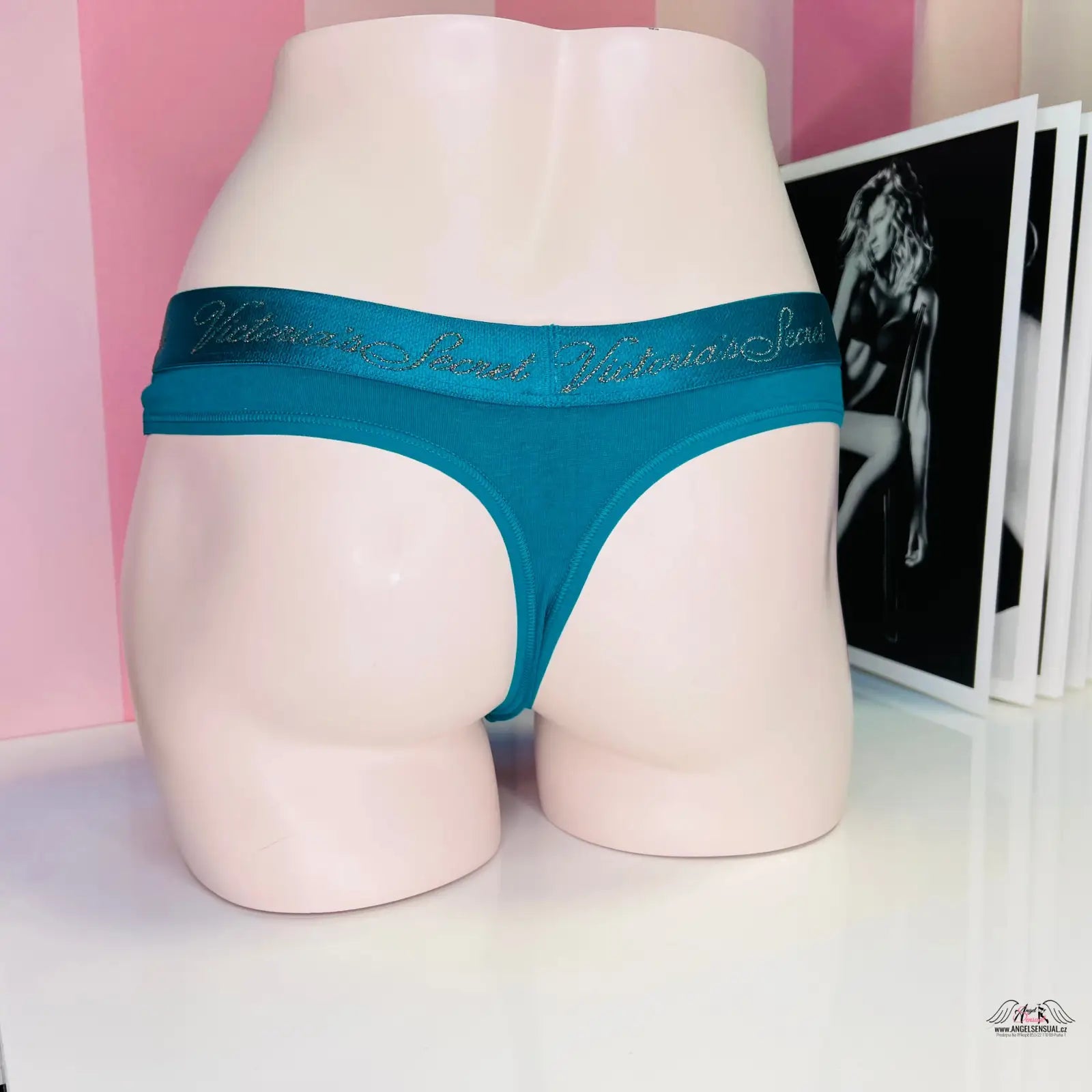 Ženské zlatým nápisem Victoria’s Secret petrolejové tanga na modelce