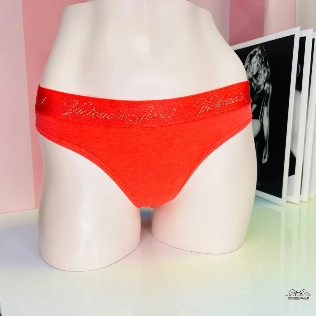 Victoria’s Secret petrolejová tanga s zlatým nápisem love is in the air